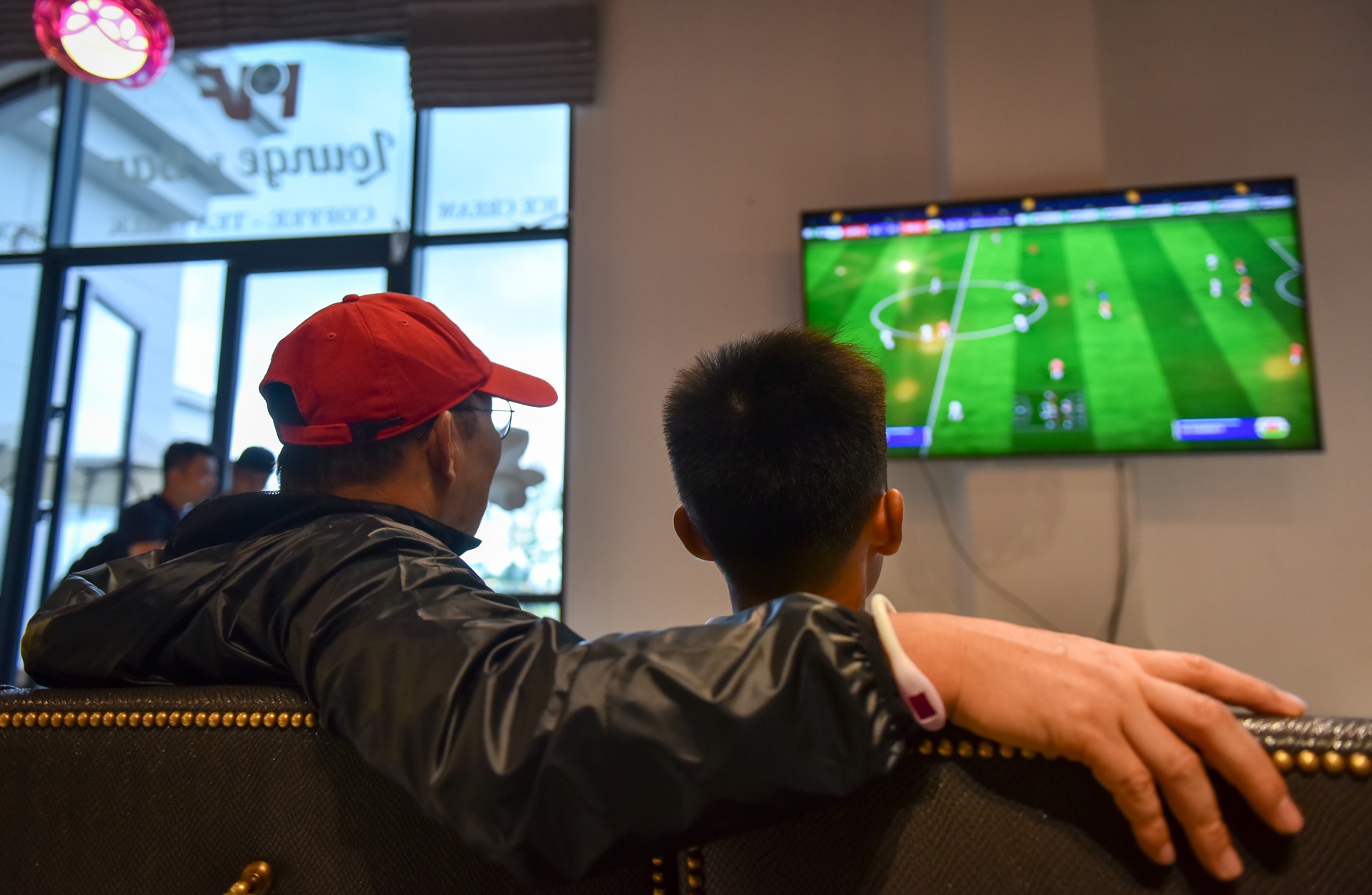 Park Hang Seo choi game voi cau thu nhi anh 1