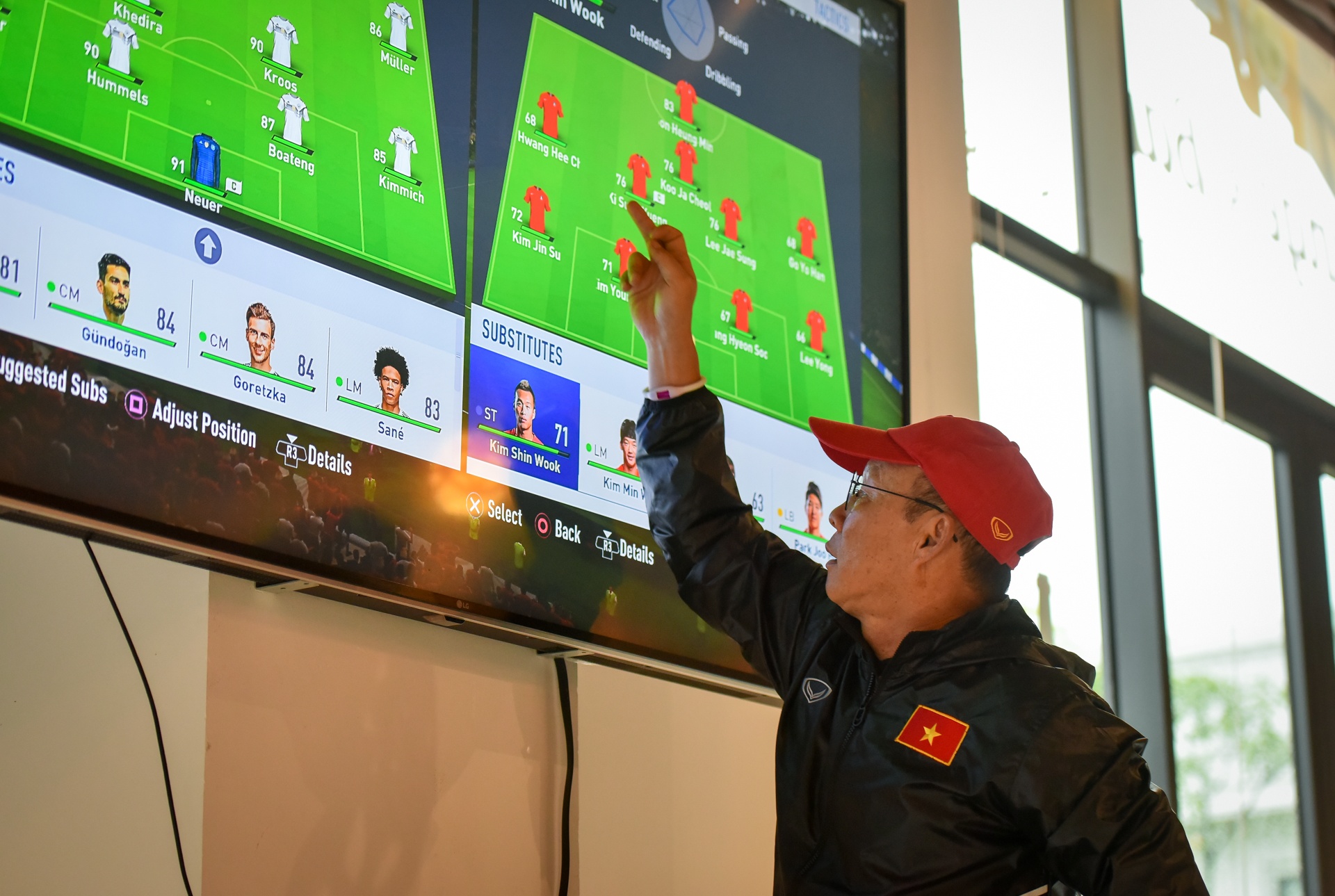 Park Hang Seo choi game voi cau thu nhi anh 2