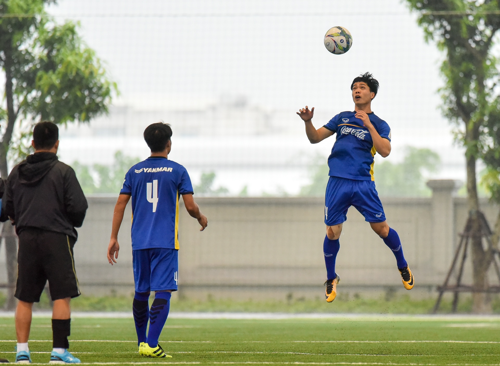 Trung ve U23: 'Moi cau thu dang canh tranh song phang' hinh anh