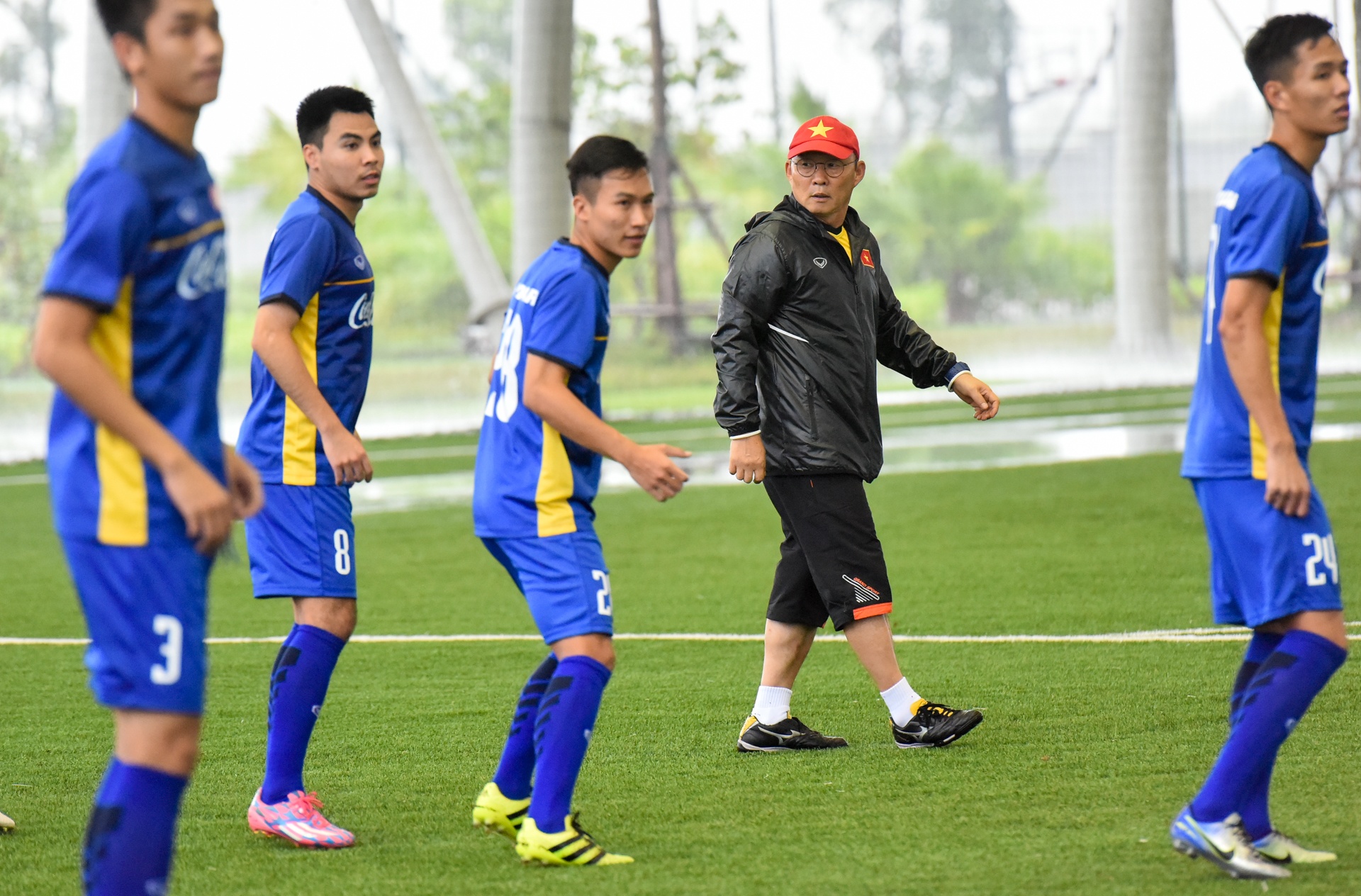 Park Hang Seo choi game voi cau thu nhi anh 7