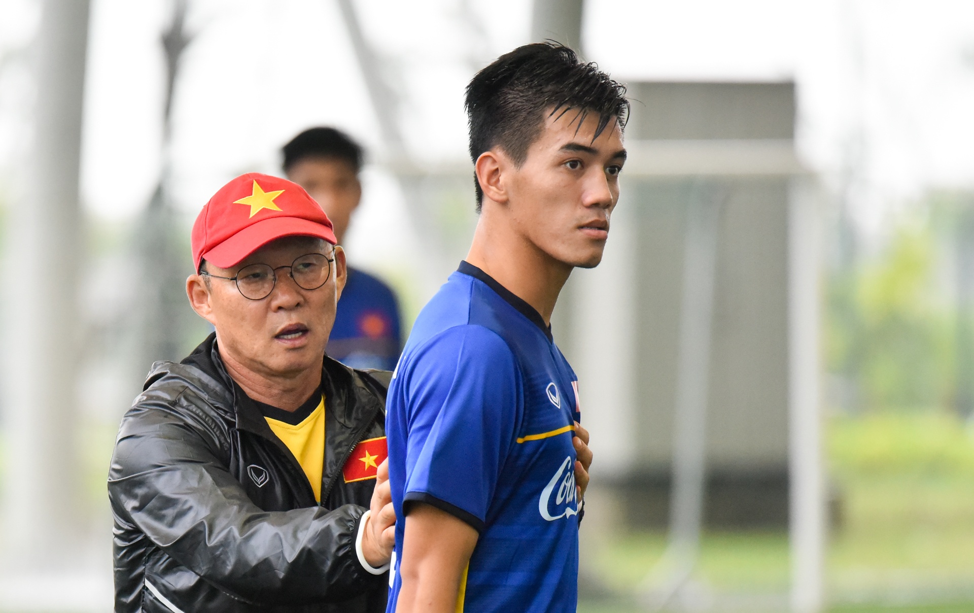 Park Hang Seo choi game voi cau thu nhi anh 8