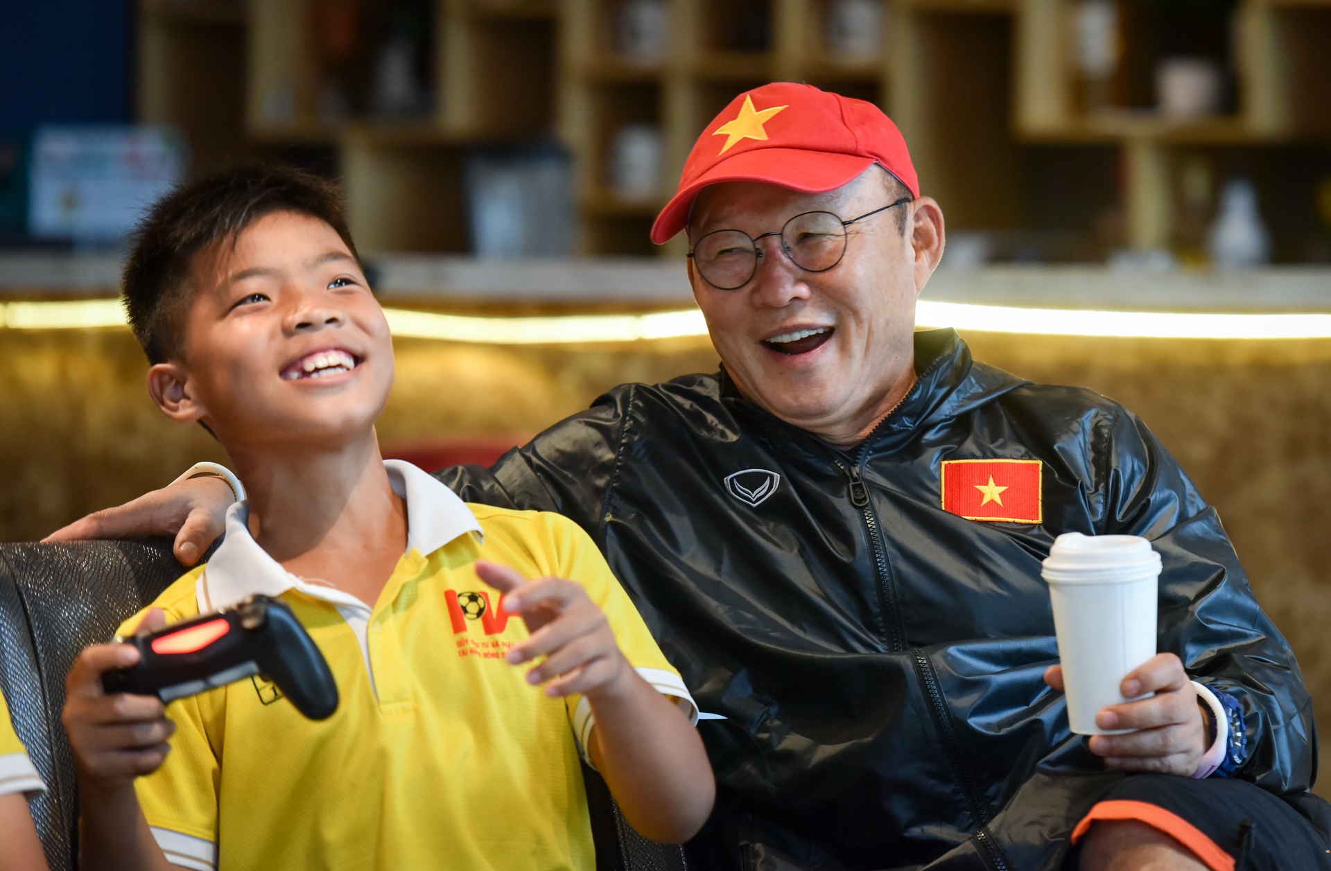 Ong Park Hang-seo choi game voi cau thu nhi truoc khi huan luyen U23 hinh anh