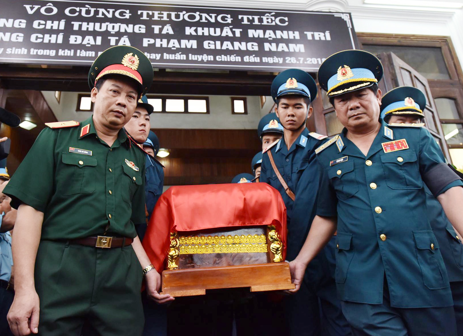 phi cong Su-22 anh 7