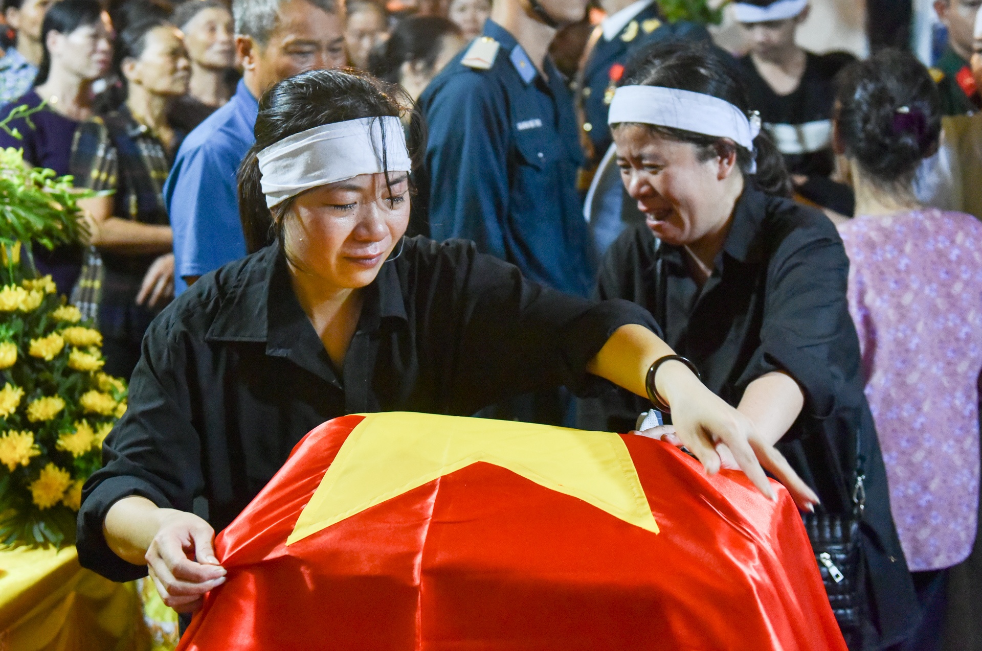 Nguoi o que nha khoc thuong don phi cong Su-22 tu nan hinh anh