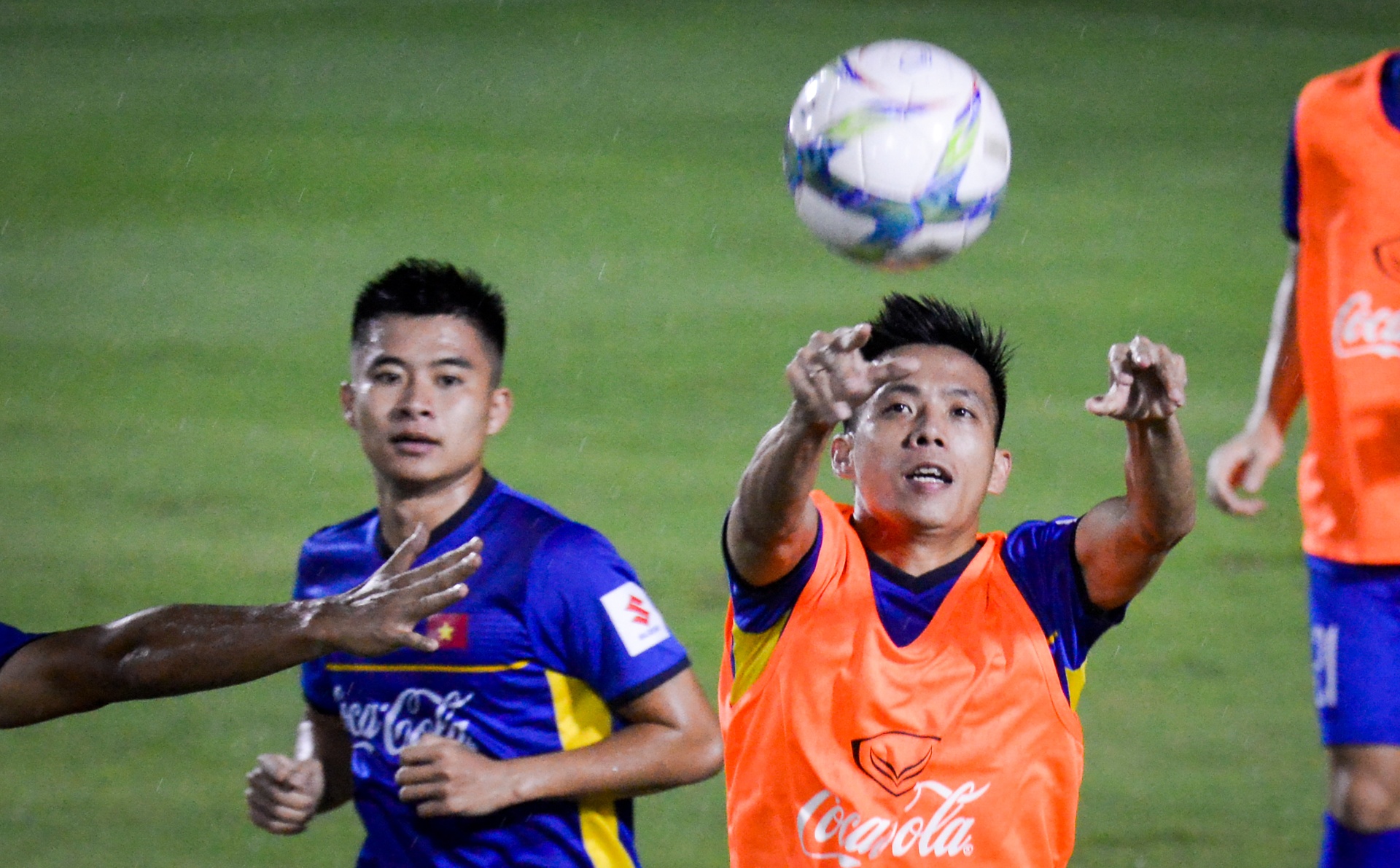 U23 Viet Nam choi bong nem duoi troi mua nang hat hinh anh