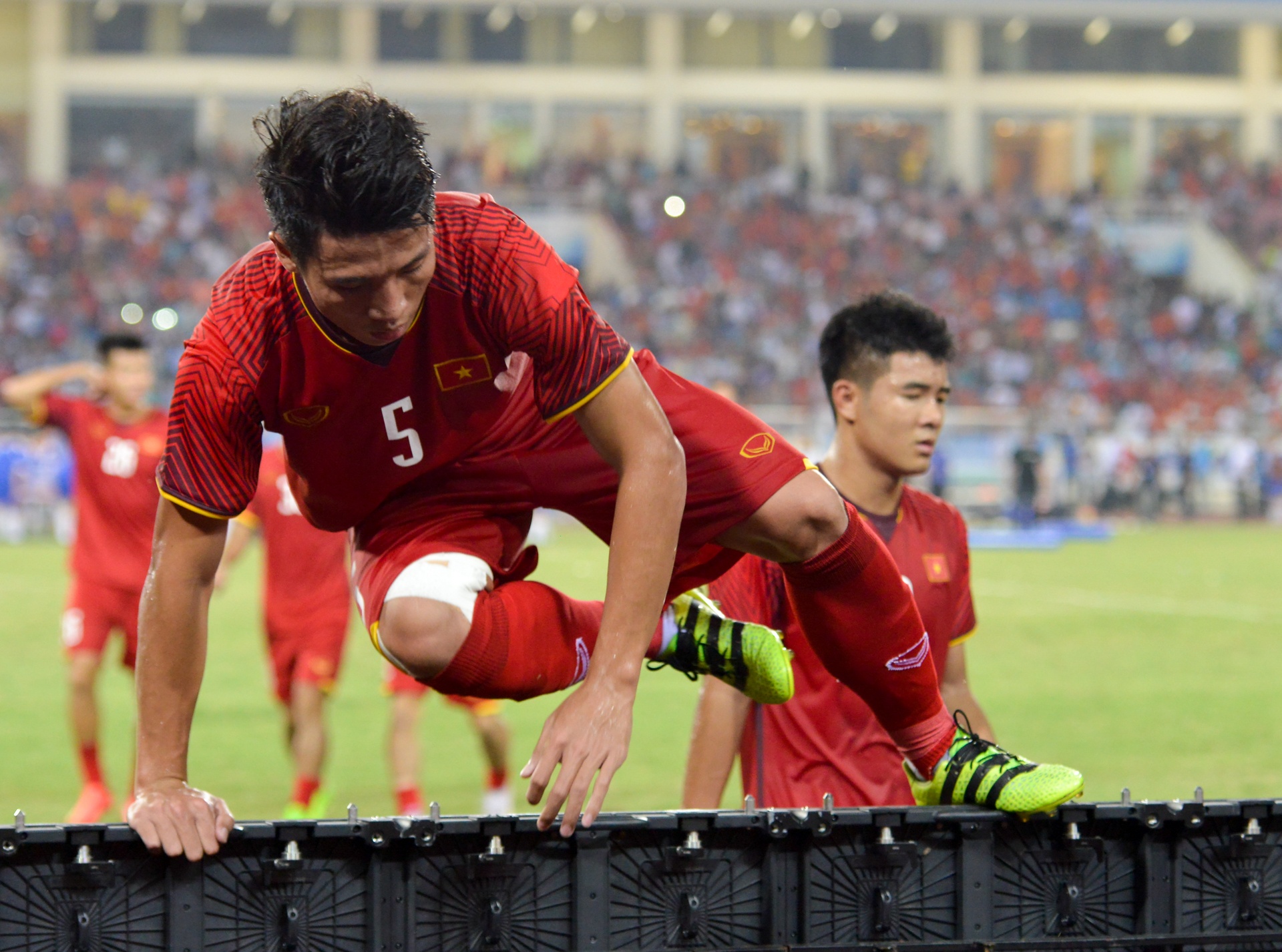 Van Lam buon ba nhin dong doi an mung anh 2