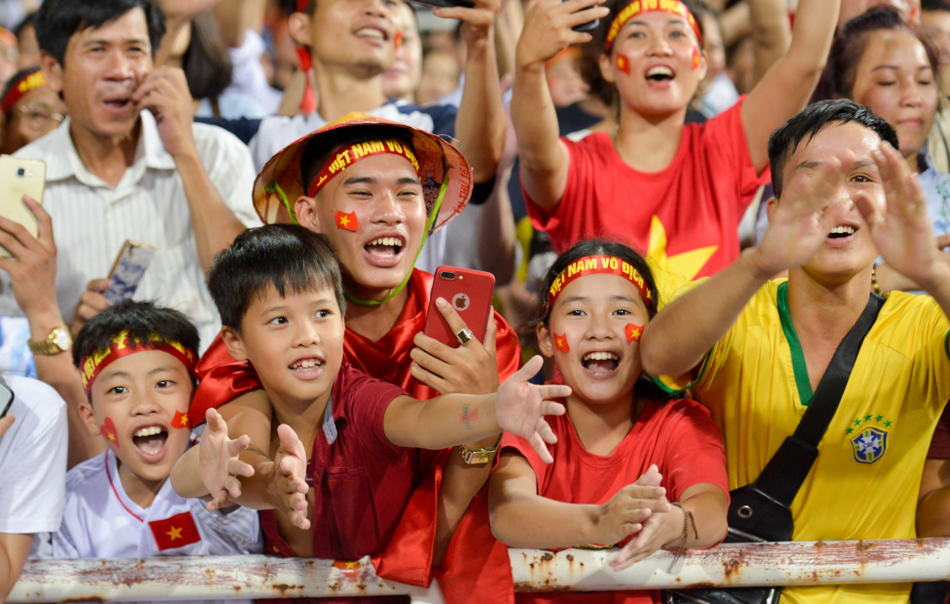 Van Lam buon ba nhin dong doi an mung anh 4