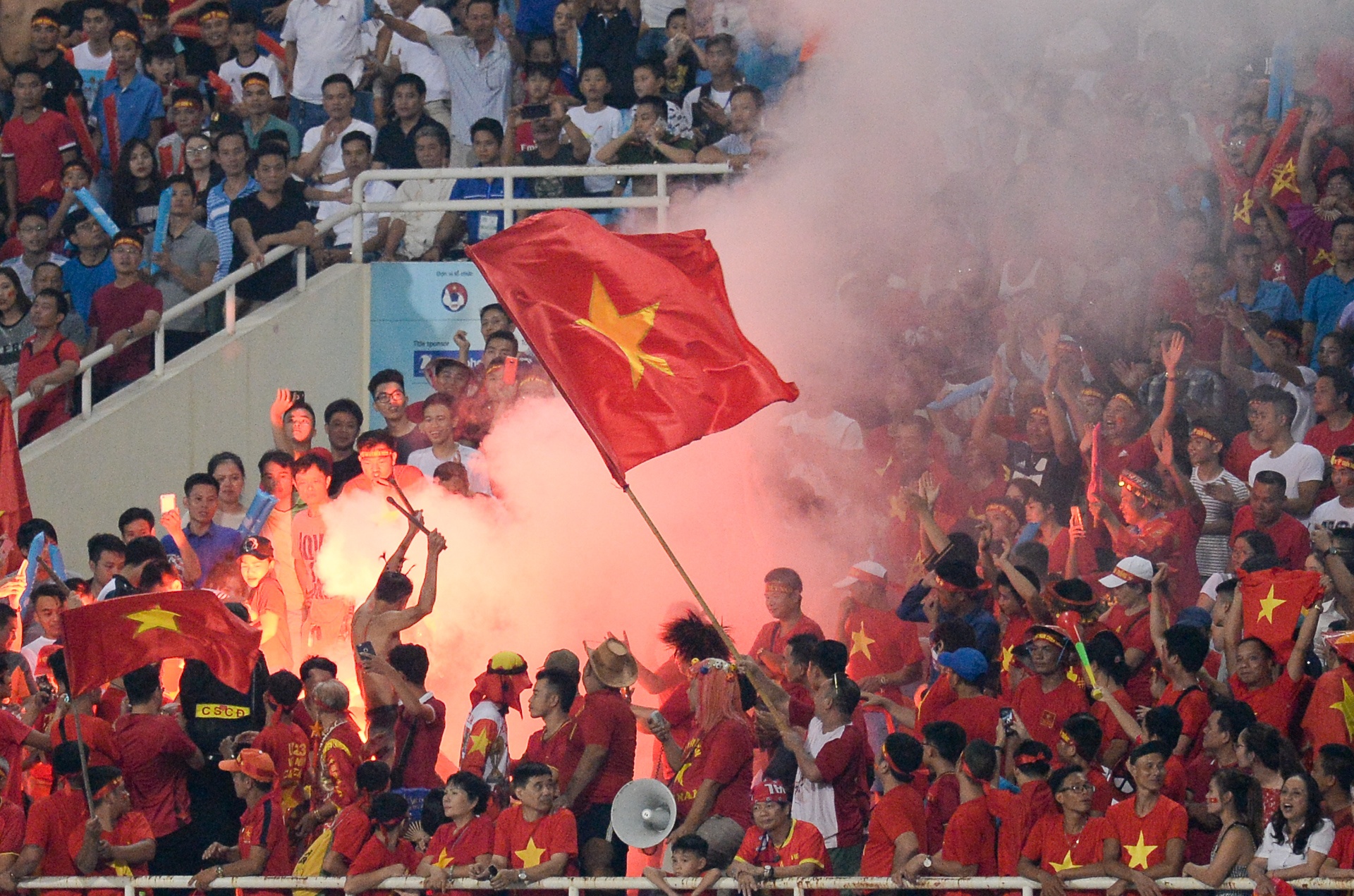 Phao sang dot khap san trong ngay Olympic Viet Nam tai dau Uzbekistan hinh anh