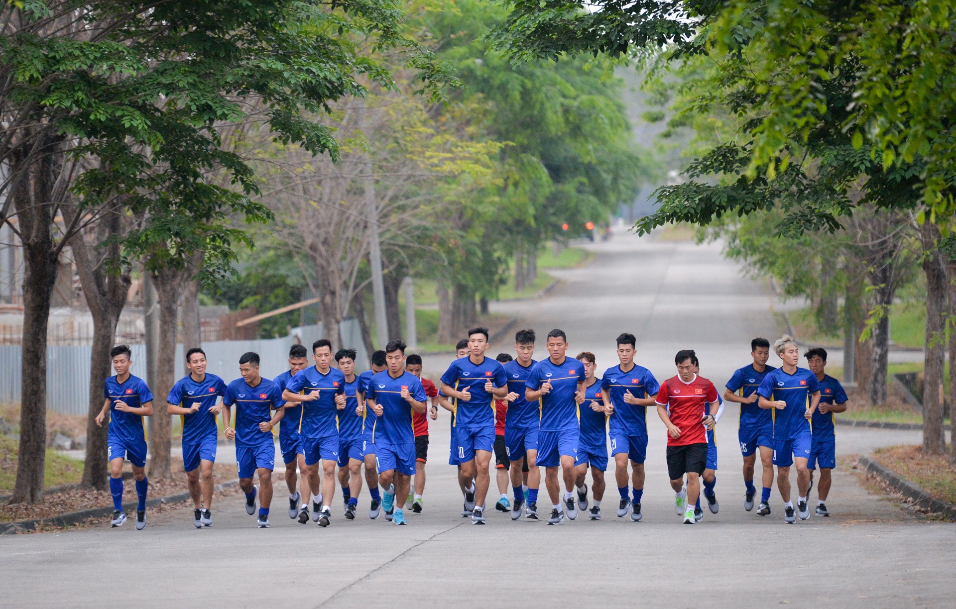 Olympic Viet Nam tap o cong vien anh 1