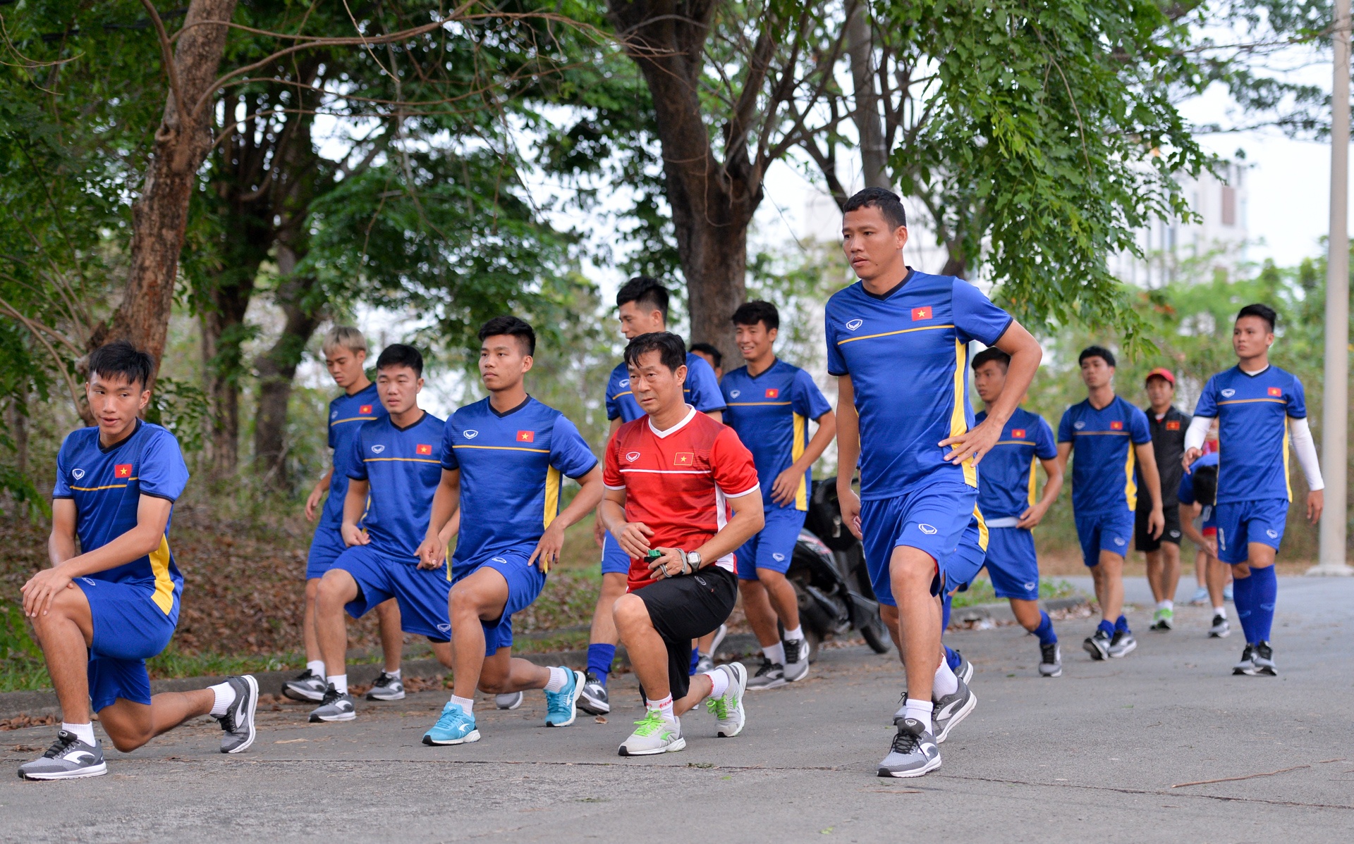 Olympic Viet Nam tap o cong vien anh 3