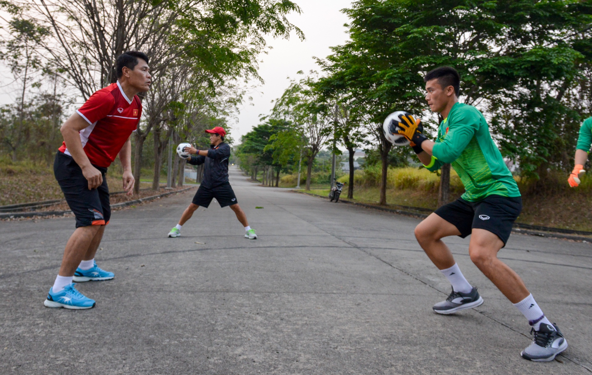 Olympic Viet Nam tap o cong vien anh 8