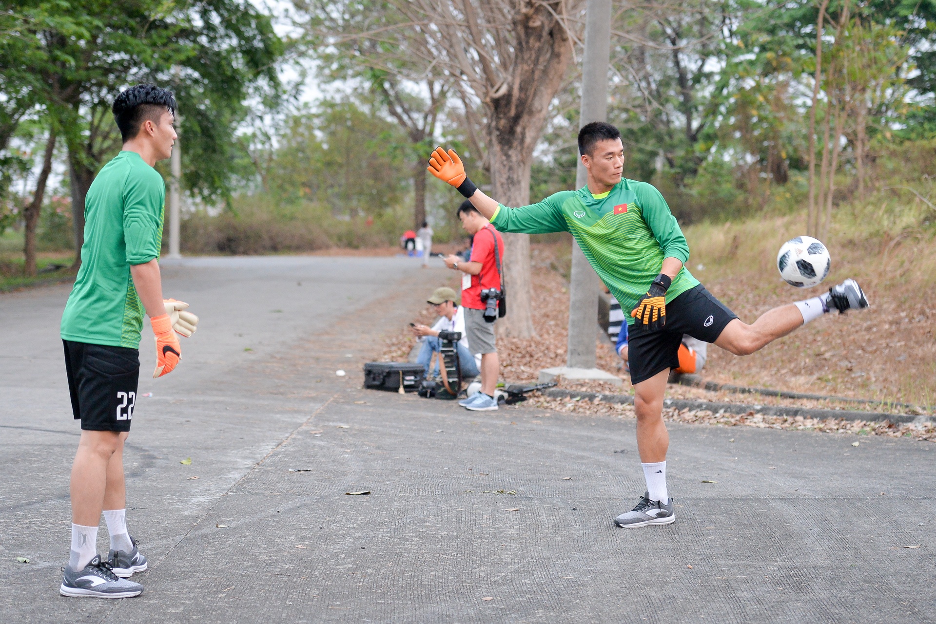 Olympic Viet Nam tap o cong vien anh 9