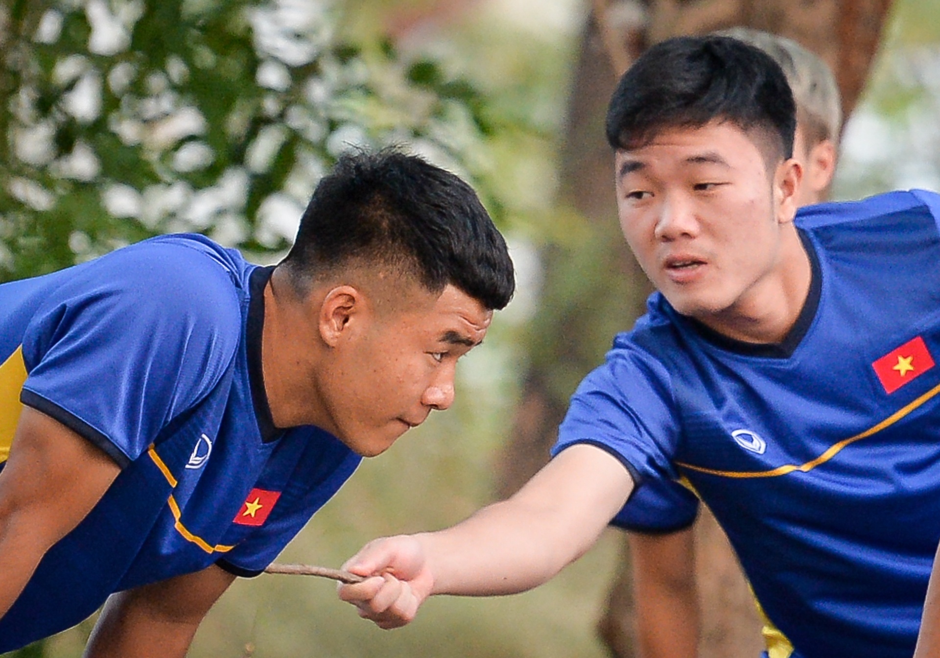 Duy Manh dat tay Dinh Trong, Xuan Truong cam que choc Ha Duc Chinh hinh anh