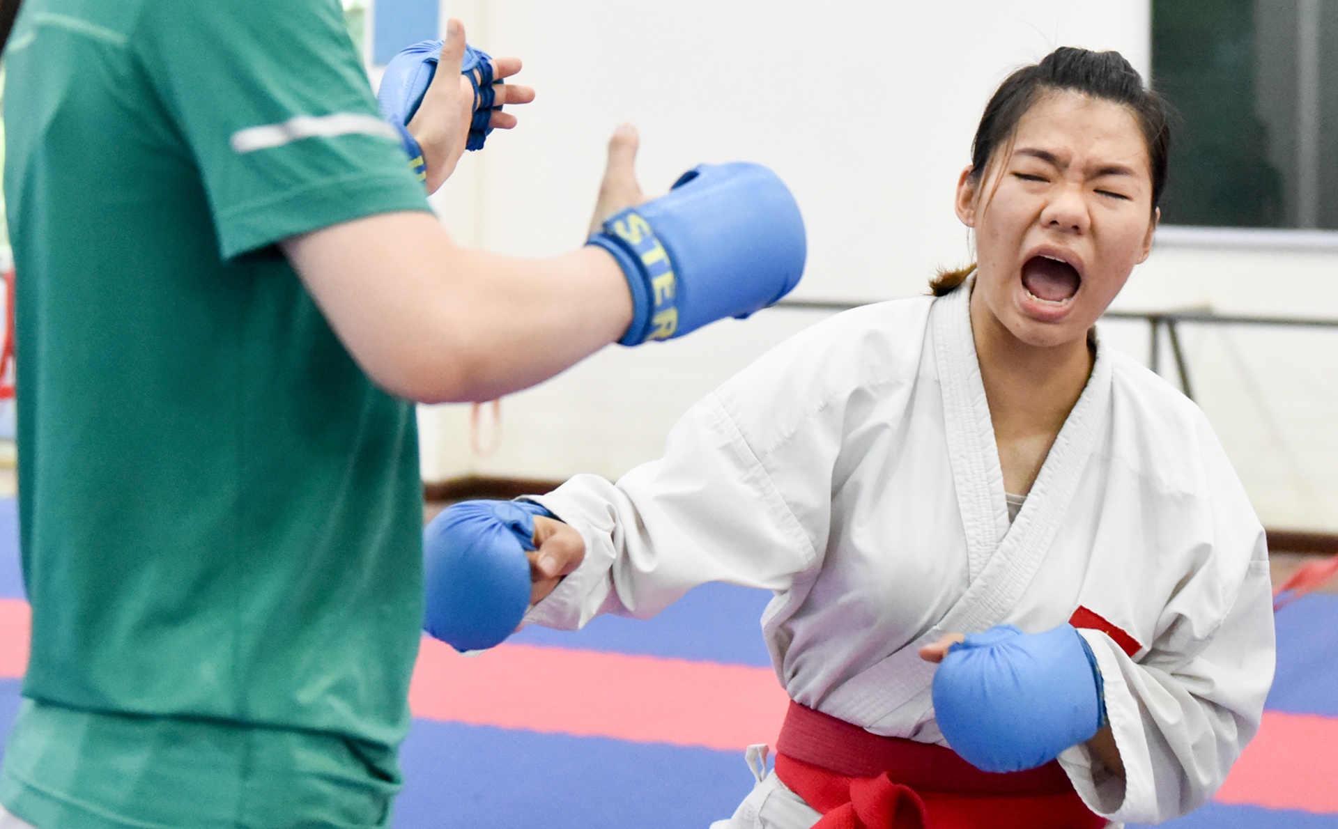 Nu van dong vien karate miet mai tap luyen truoc them ASIAD 2018 hinh anh