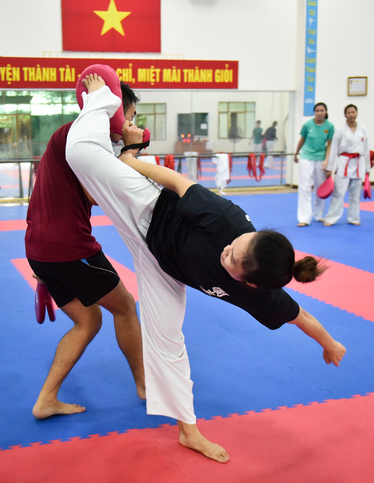 Nu van dong vien karate anh 11