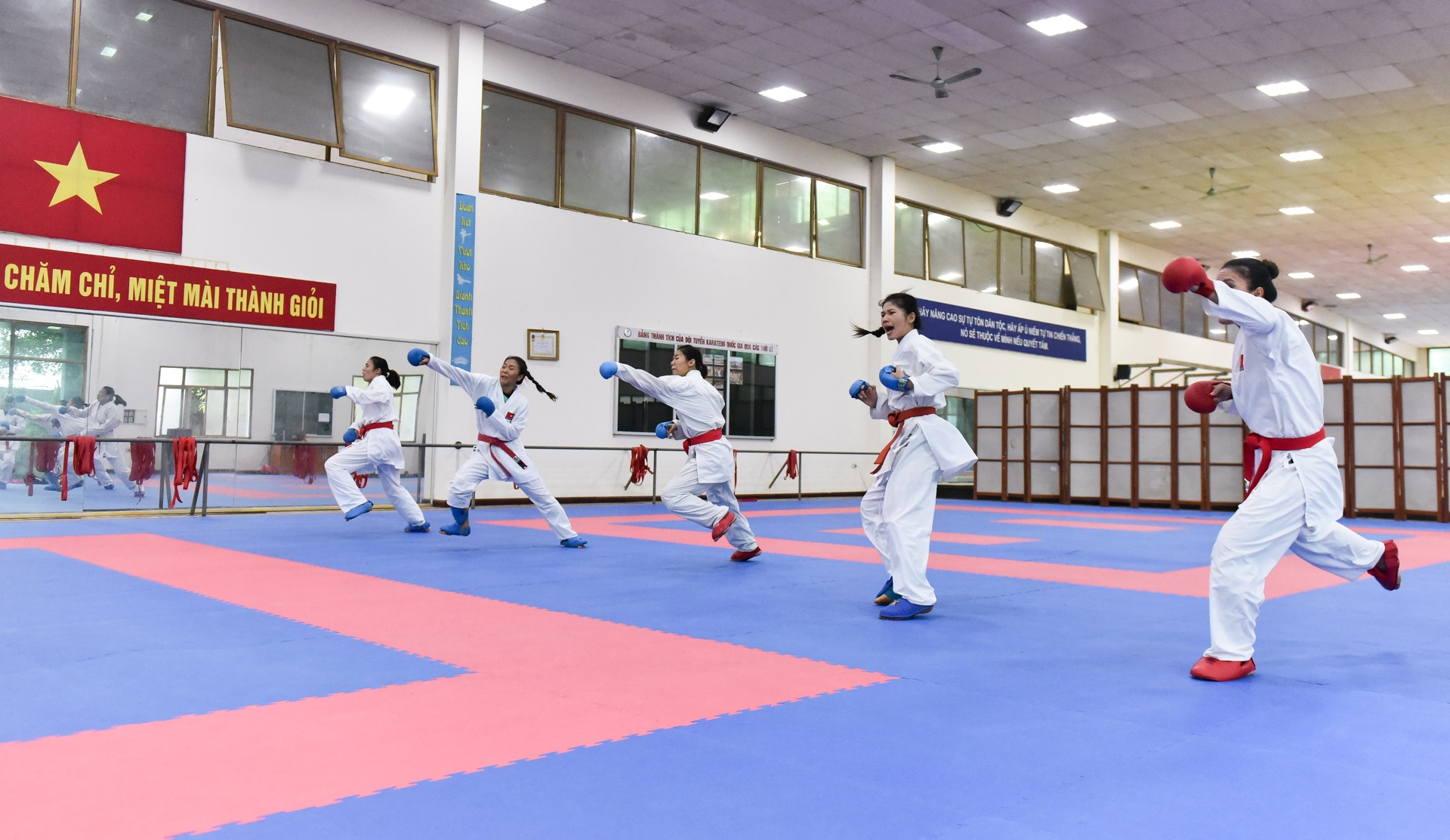 Nu van dong vien karate anh 1