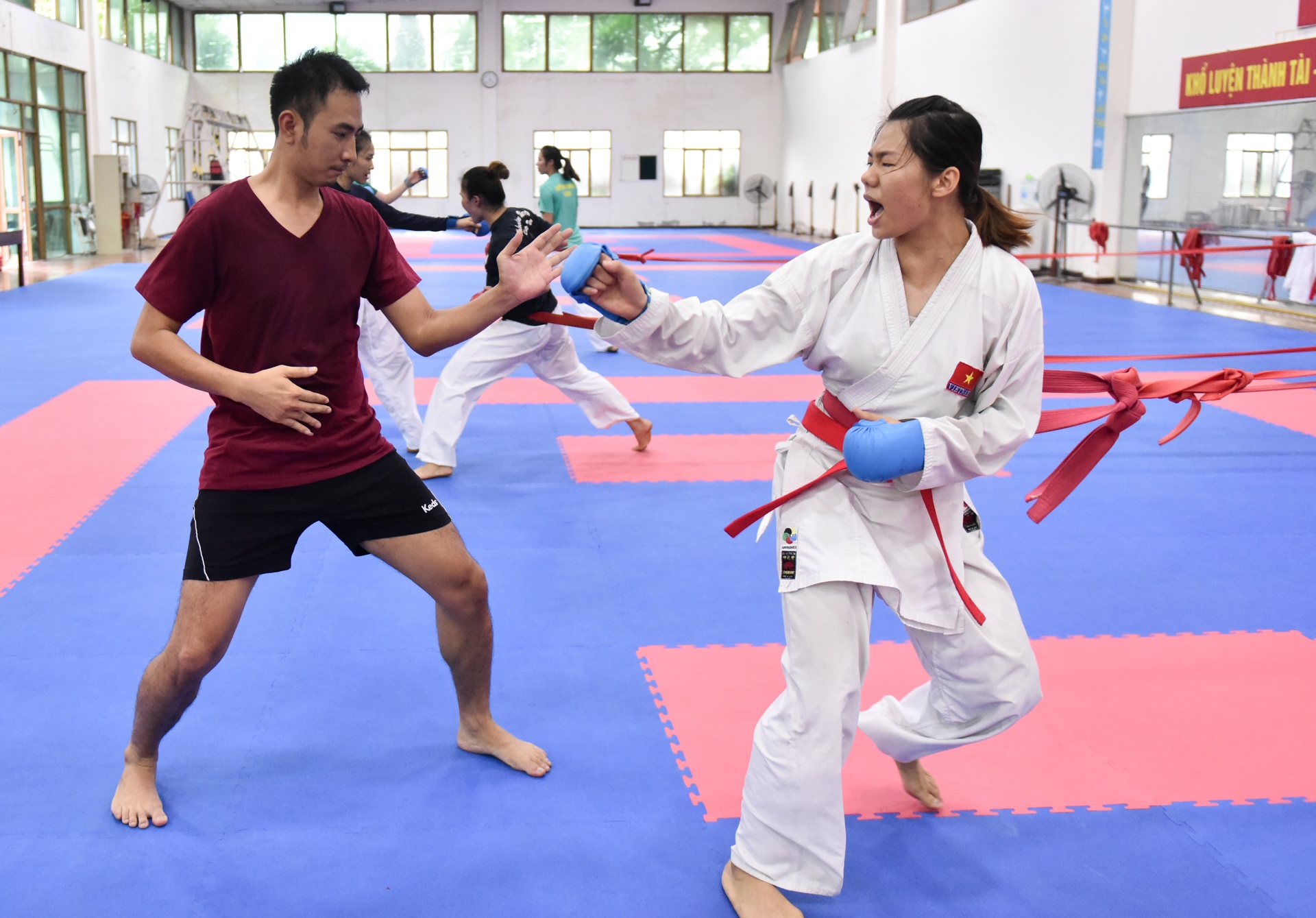 Nu van dong vien karate anh 3