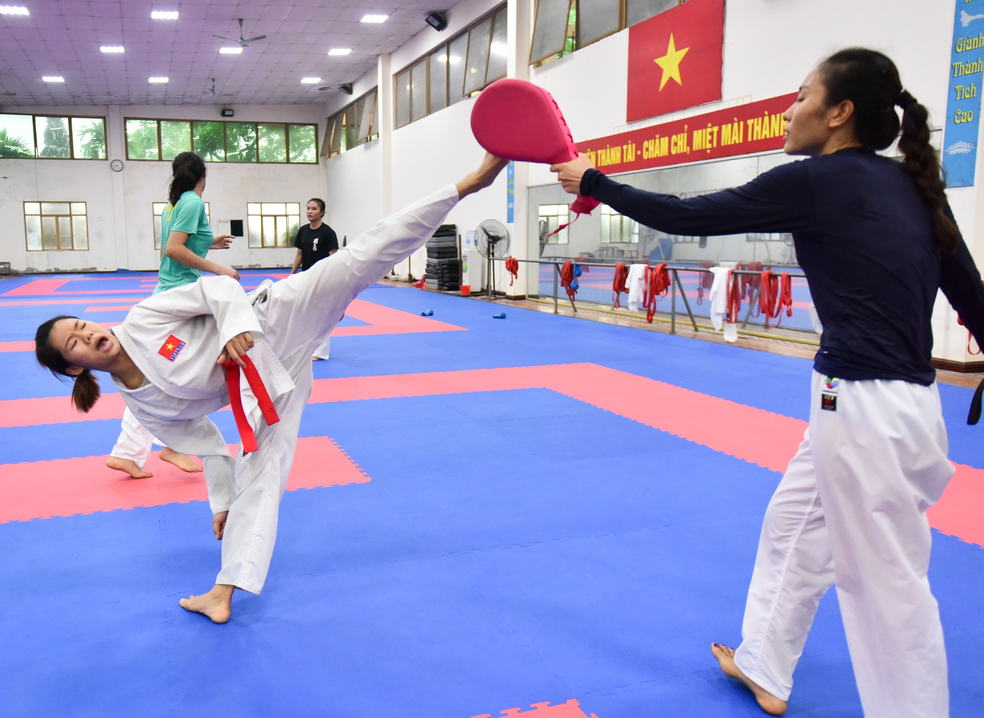 Nu van dong vien karate anh 4