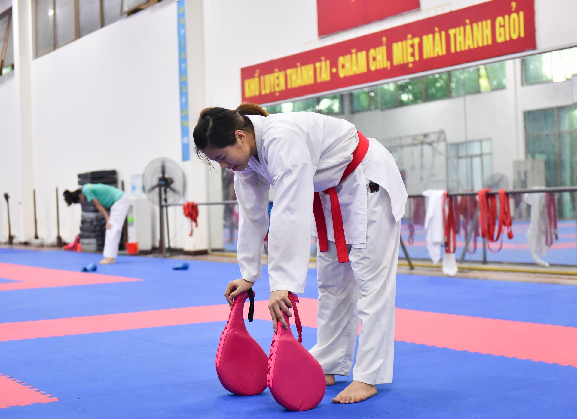 Nu van dong vien karate anh 5