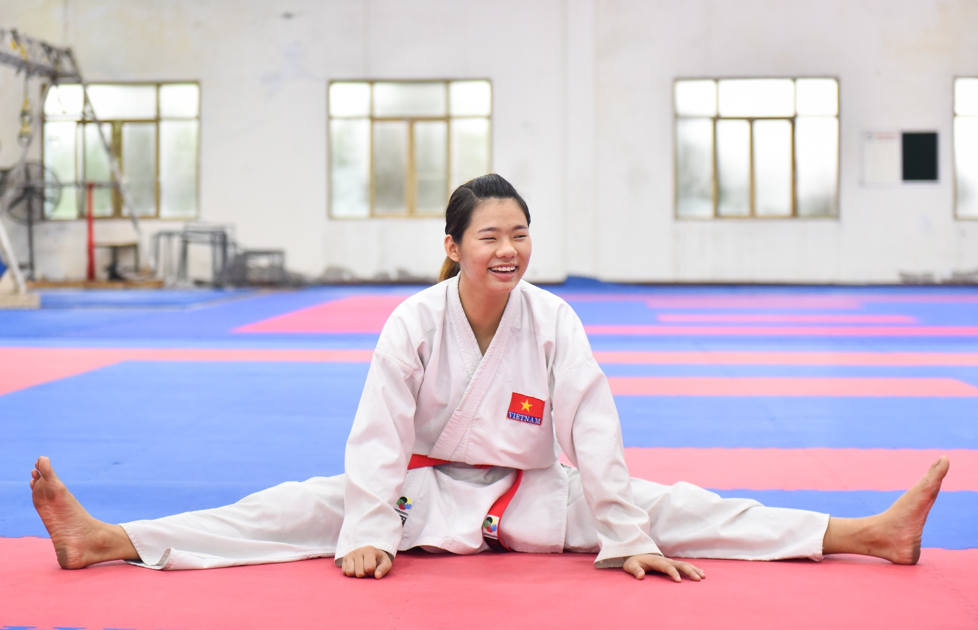 Nu van dong vien karate anh 6