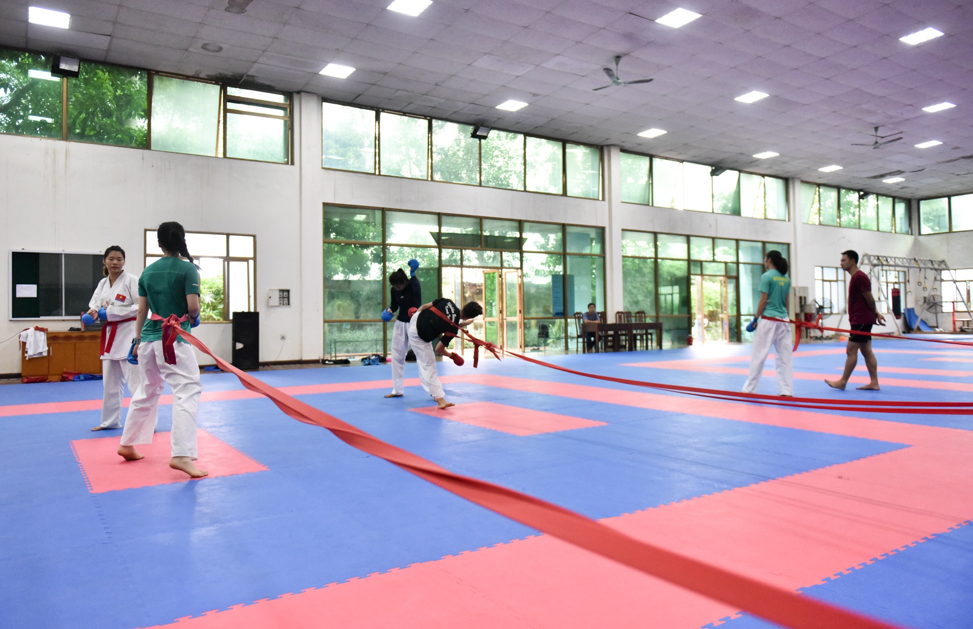 Nu van dong vien karate anh 9