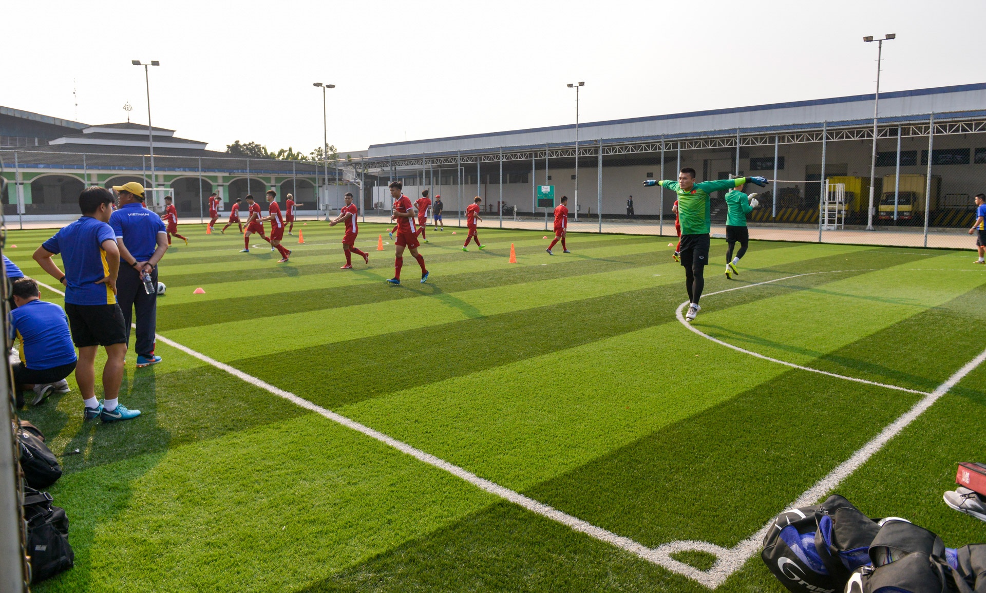 mặt sân tiêu chuẩn công nhân của Olympic Việt Nam ảnh 12 mat san tieu chuan cong nhan cua Olympic Viet Nam anh 12