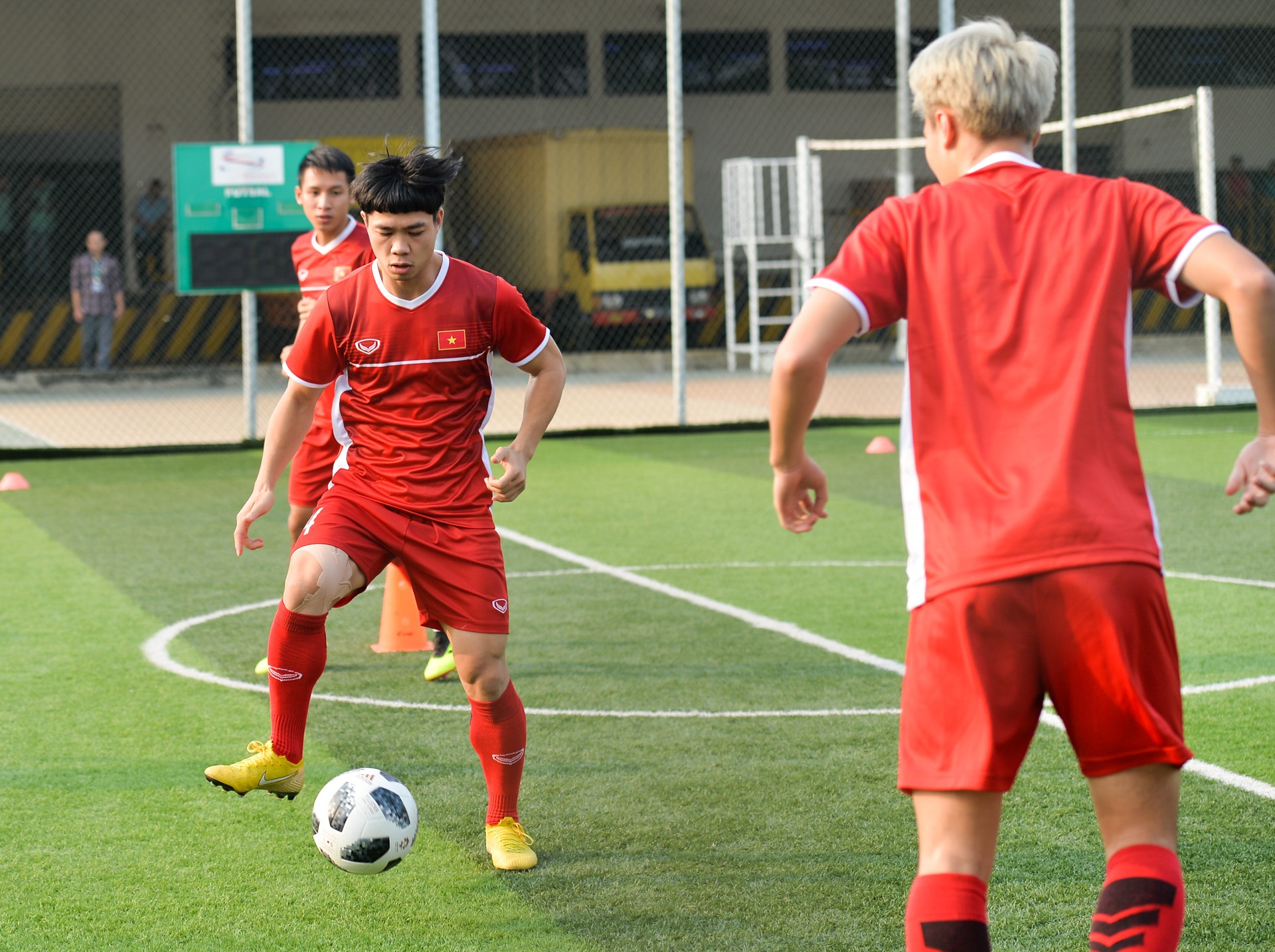 Olympic Viet Nam phai tap o san phui anh 12