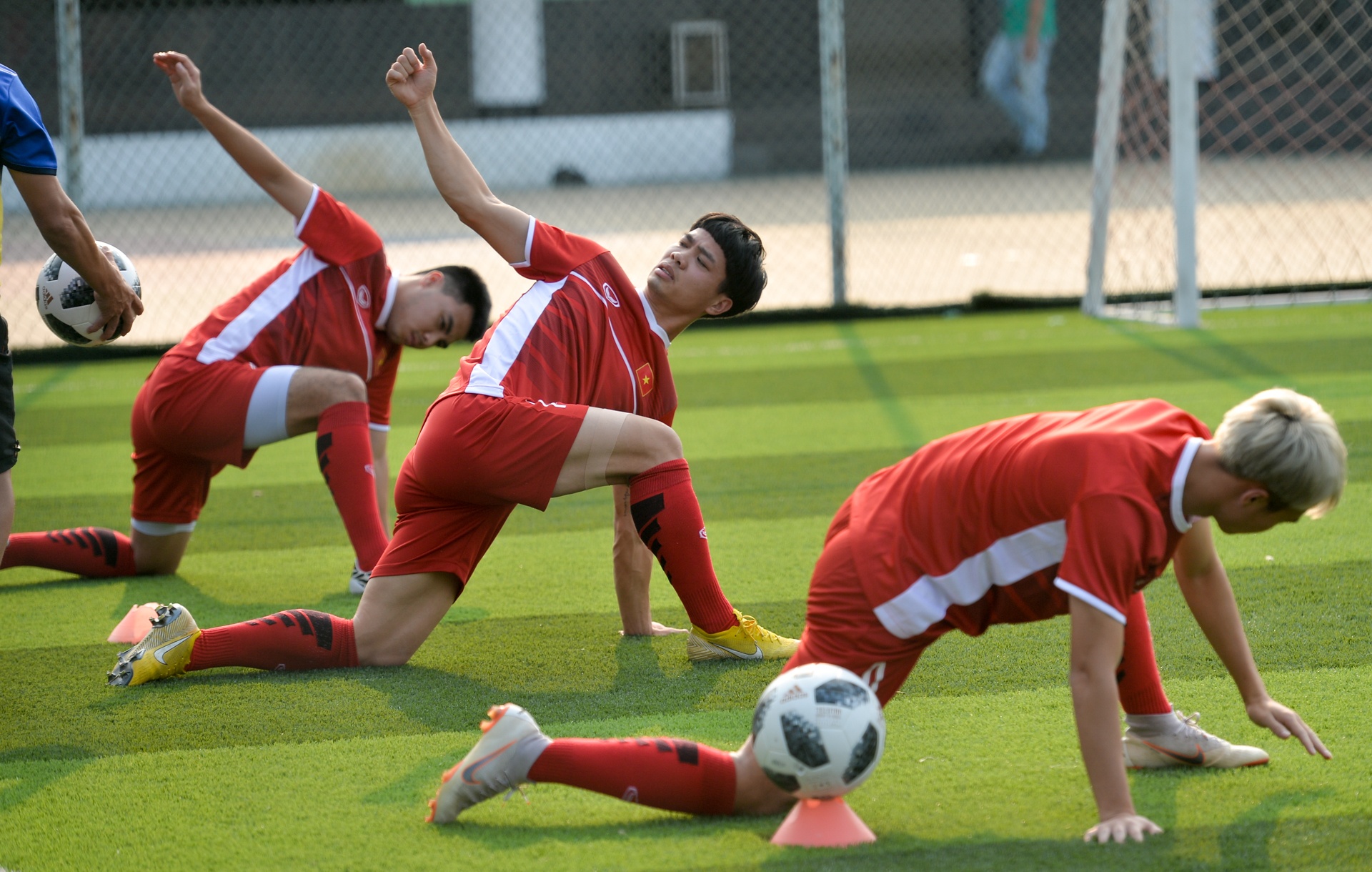 Olympic Viet Nam phai tap o san phui anh 3