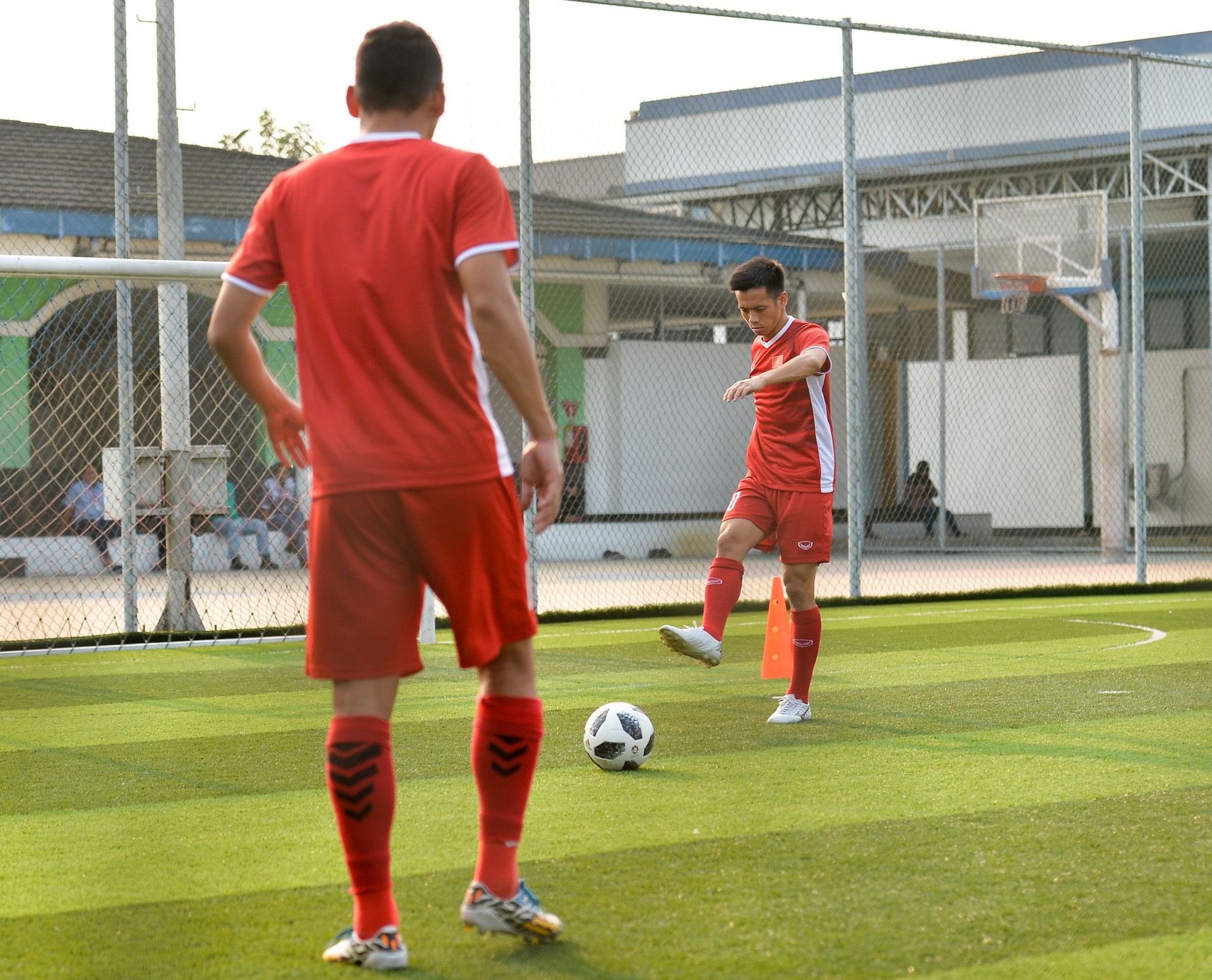 Olympic Viet Nam phai tap o san phui anh 7