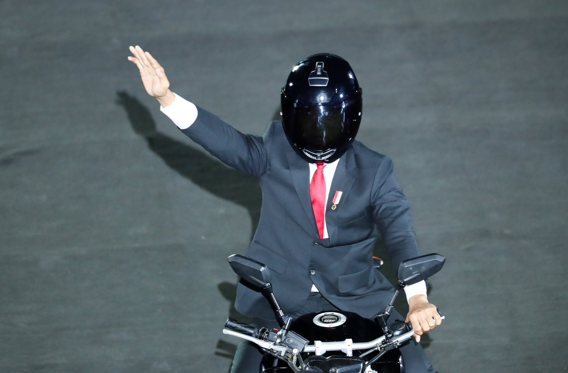 Tong thong Indonesia lai moto phan khoi lon anh 4