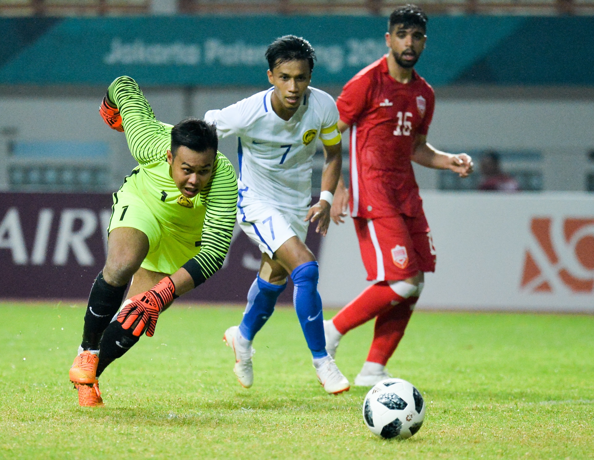 Cau thu Bahrain guc xuong hon co anh 9