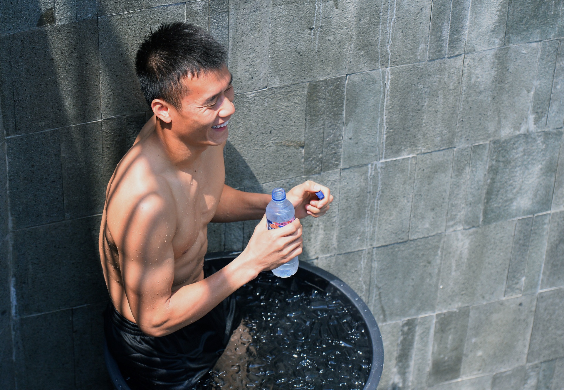 Cau thu Olympic Viet Nam khoe bung 6 mui anh 11