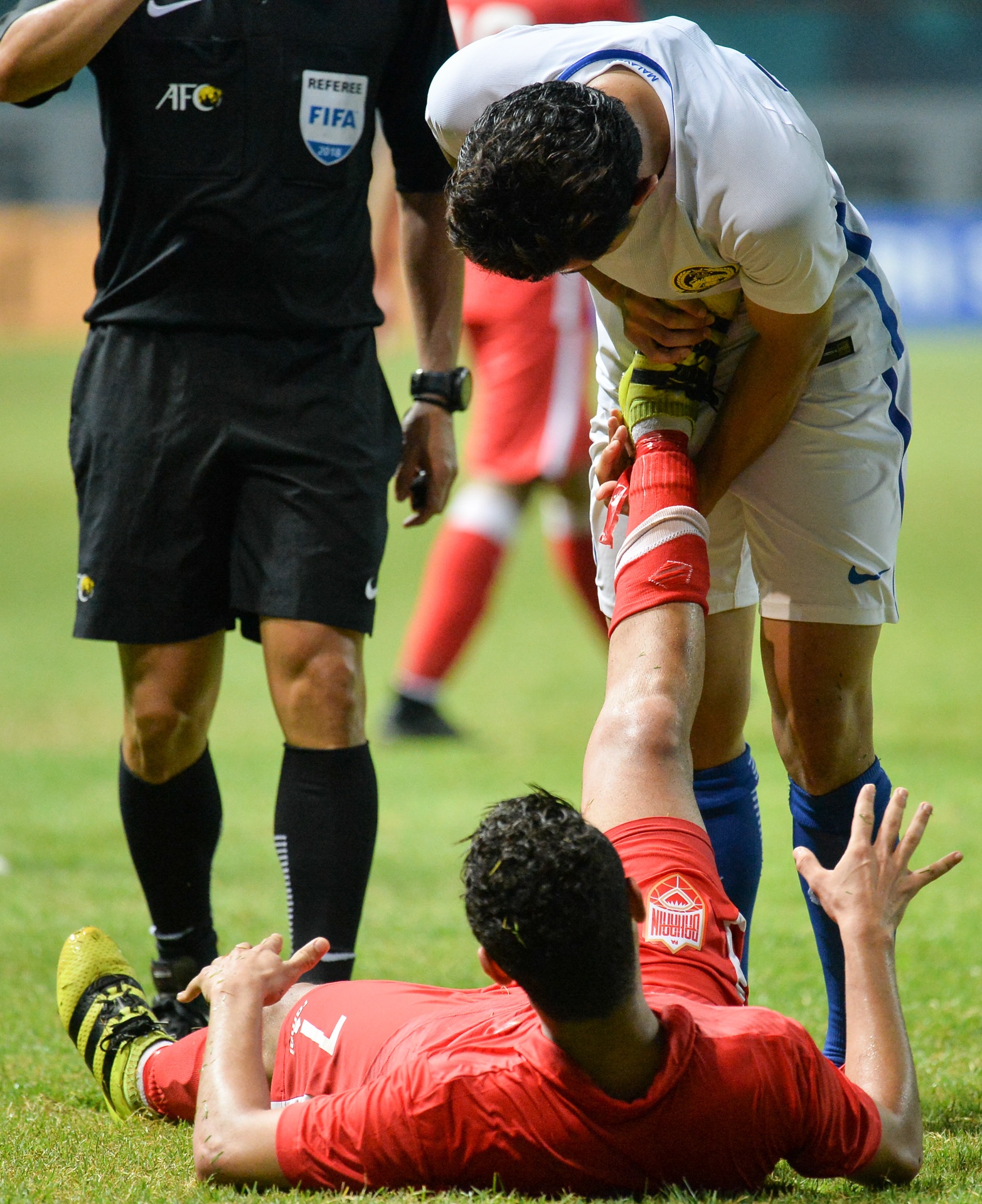 Cau thu Bahrain guc xuong hon co anh 10