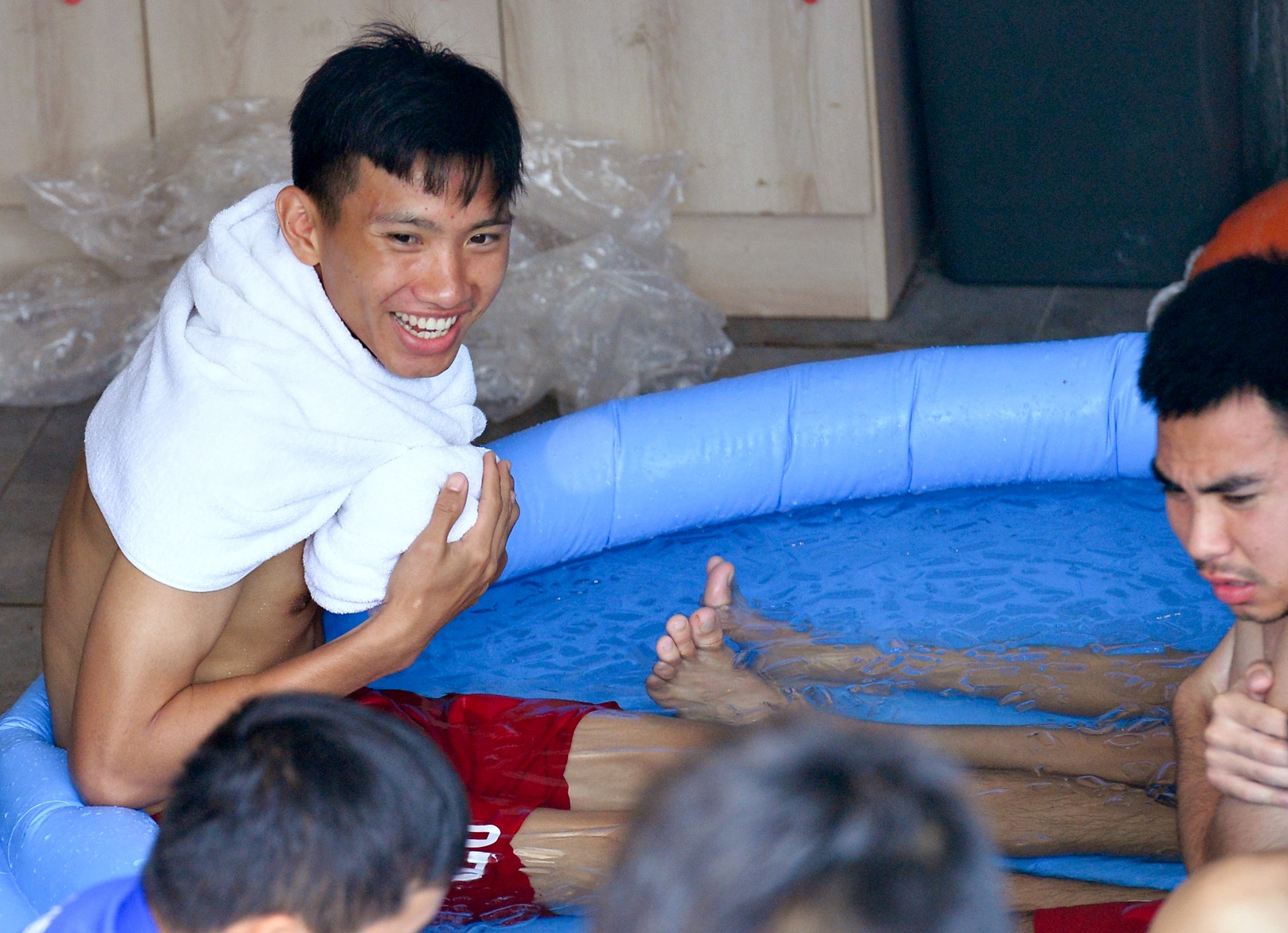 Cau thu Olympic Viet Nam khoe bung 6 mui anh 12