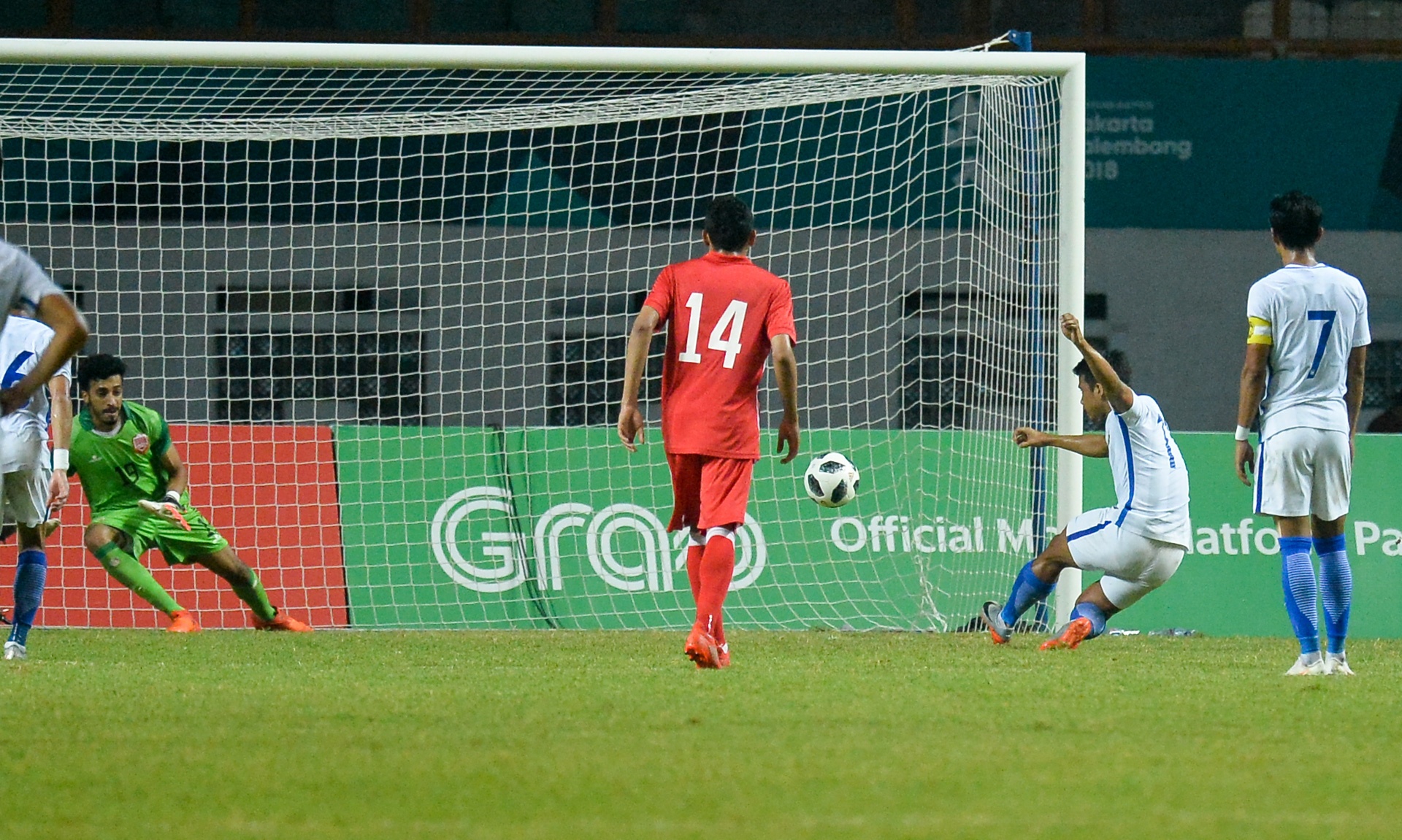 Cau thu Bahrain guc xuong hon co anh 12