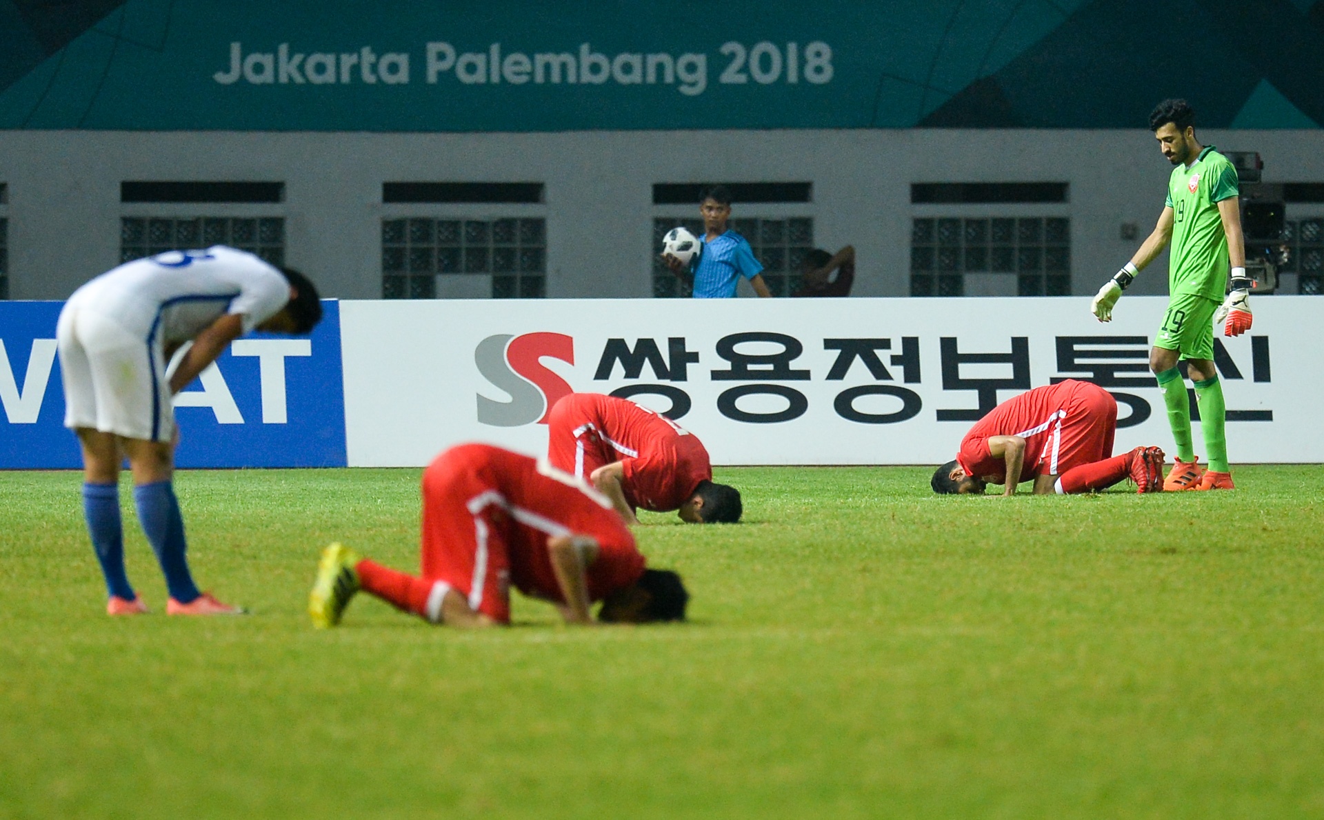 Cau thu Bahrain guc xuong hon co anh 13