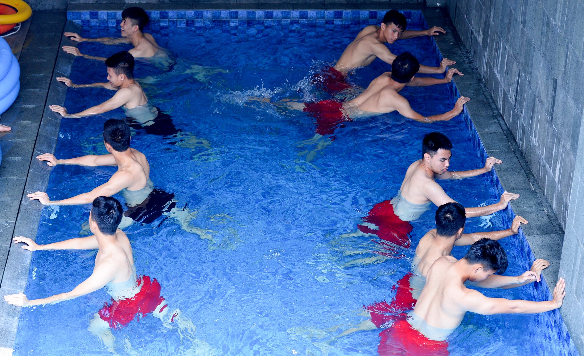 Cau thu Olympic Viet Nam khoe bung 6 mui anh 1