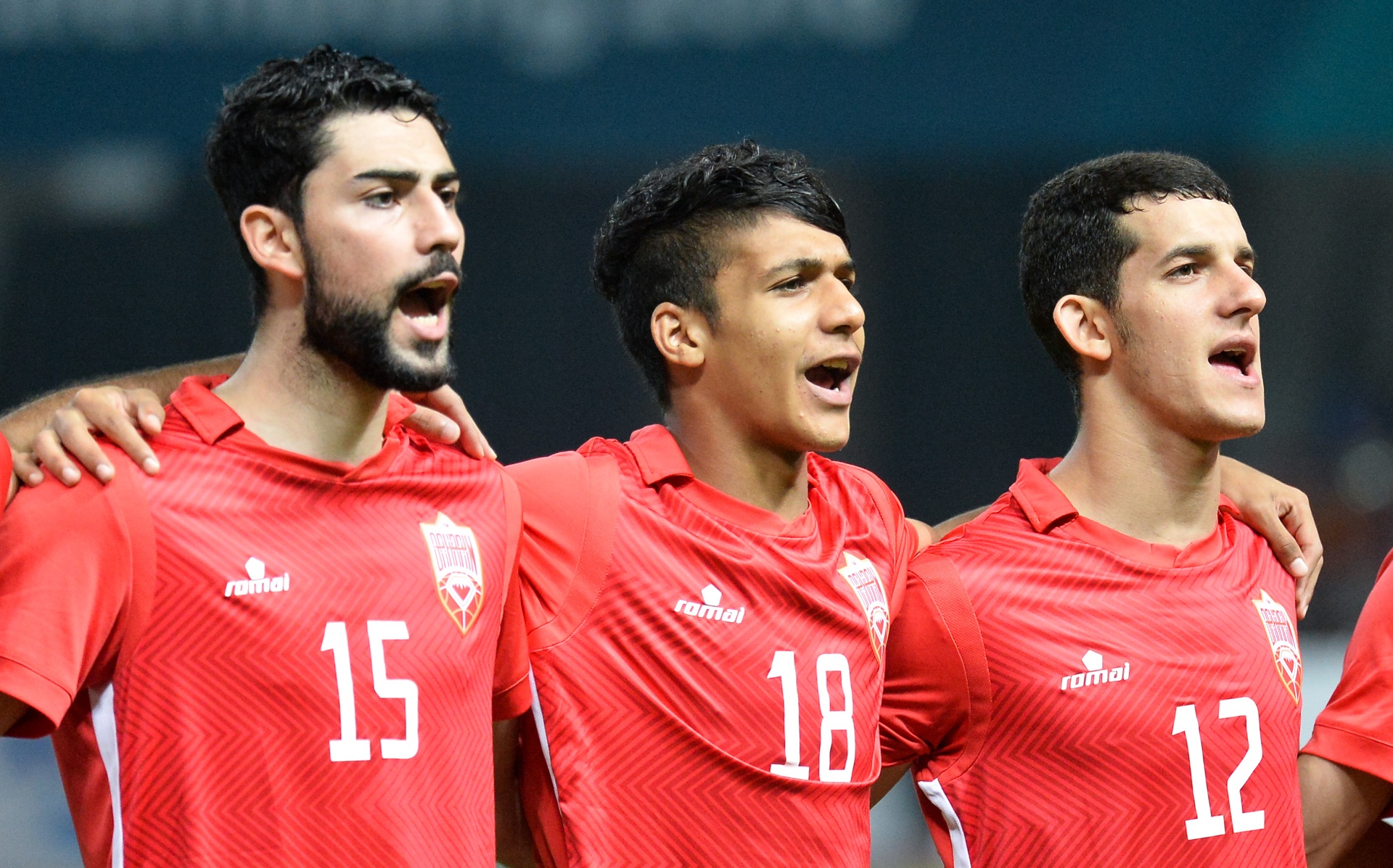 Cau thu Bahrain guc xuong hon co anh 1