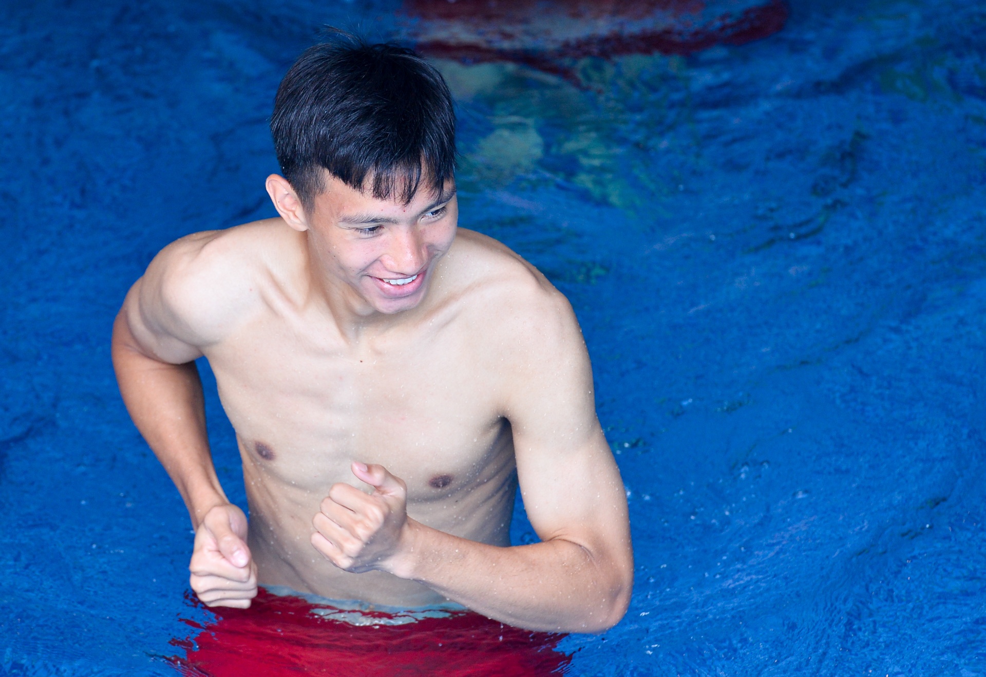 Cau thu Olympic Viet Nam khoe bung 6 mui anh 2