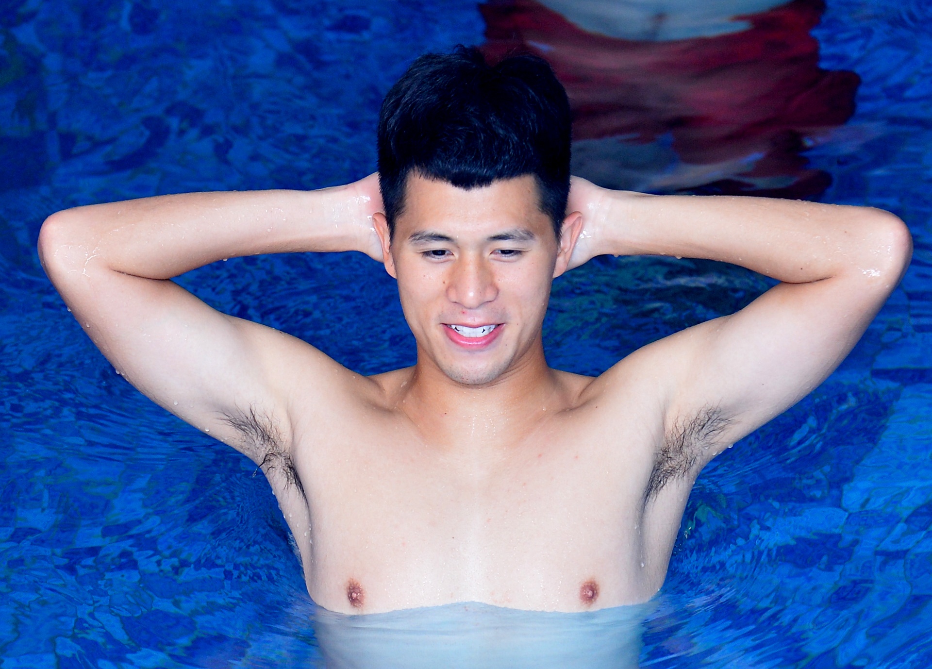 Cau thu Olympic Viet Nam khoe bung 6 mui anh 3