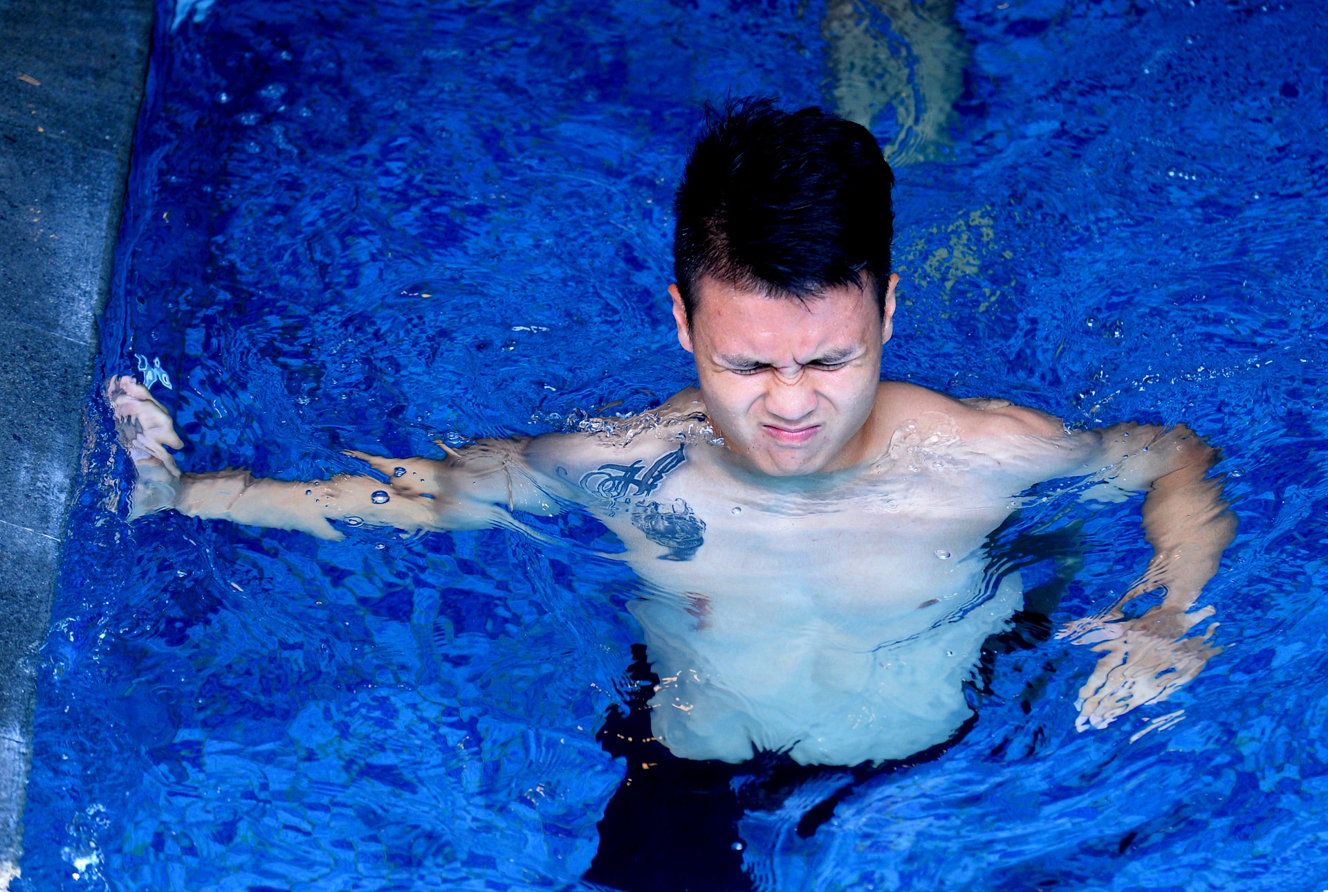 Cau thu Olympic Viet Nam khoe bung 6 mui anh 4