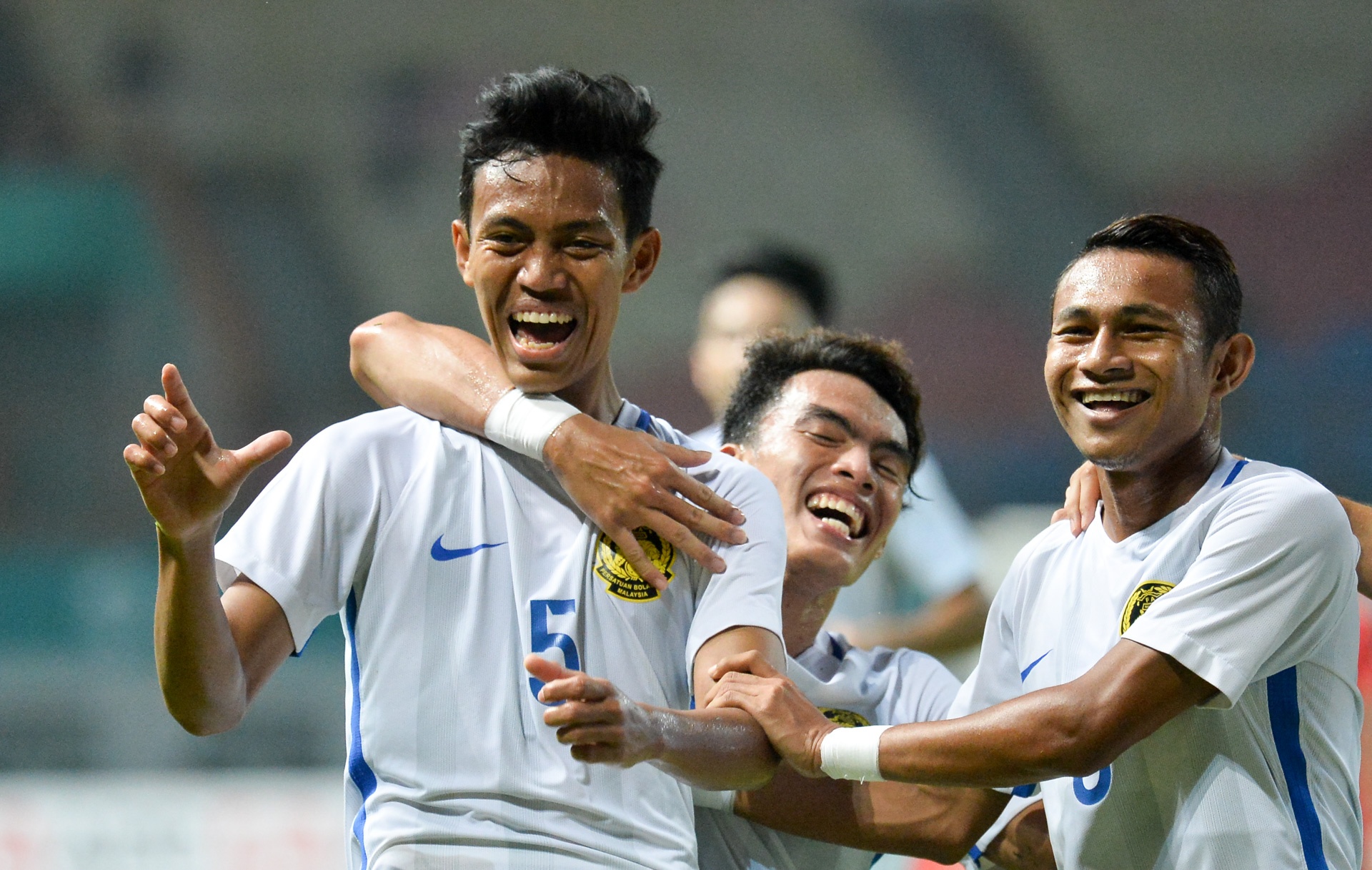 Cau thu Bahrain guc xuong hon co anh 3