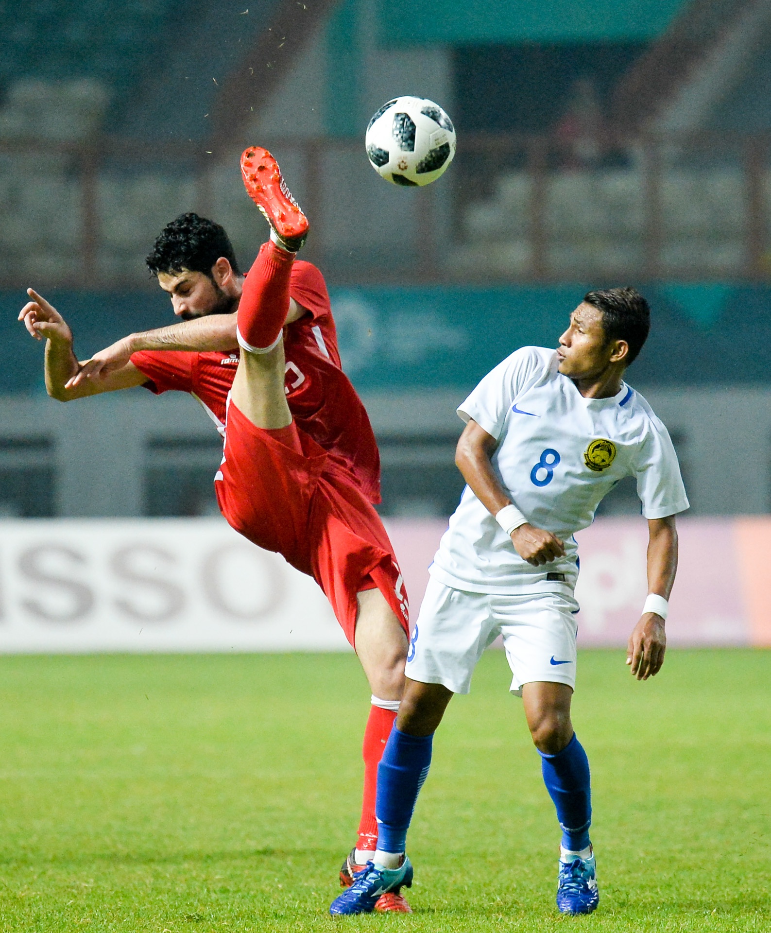 Cau thu Bahrain guc xuong hon co anh 4