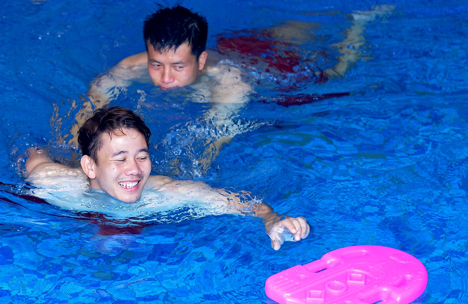 Cau thu Olympic Viet Nam khoe bung 6 mui anh 6