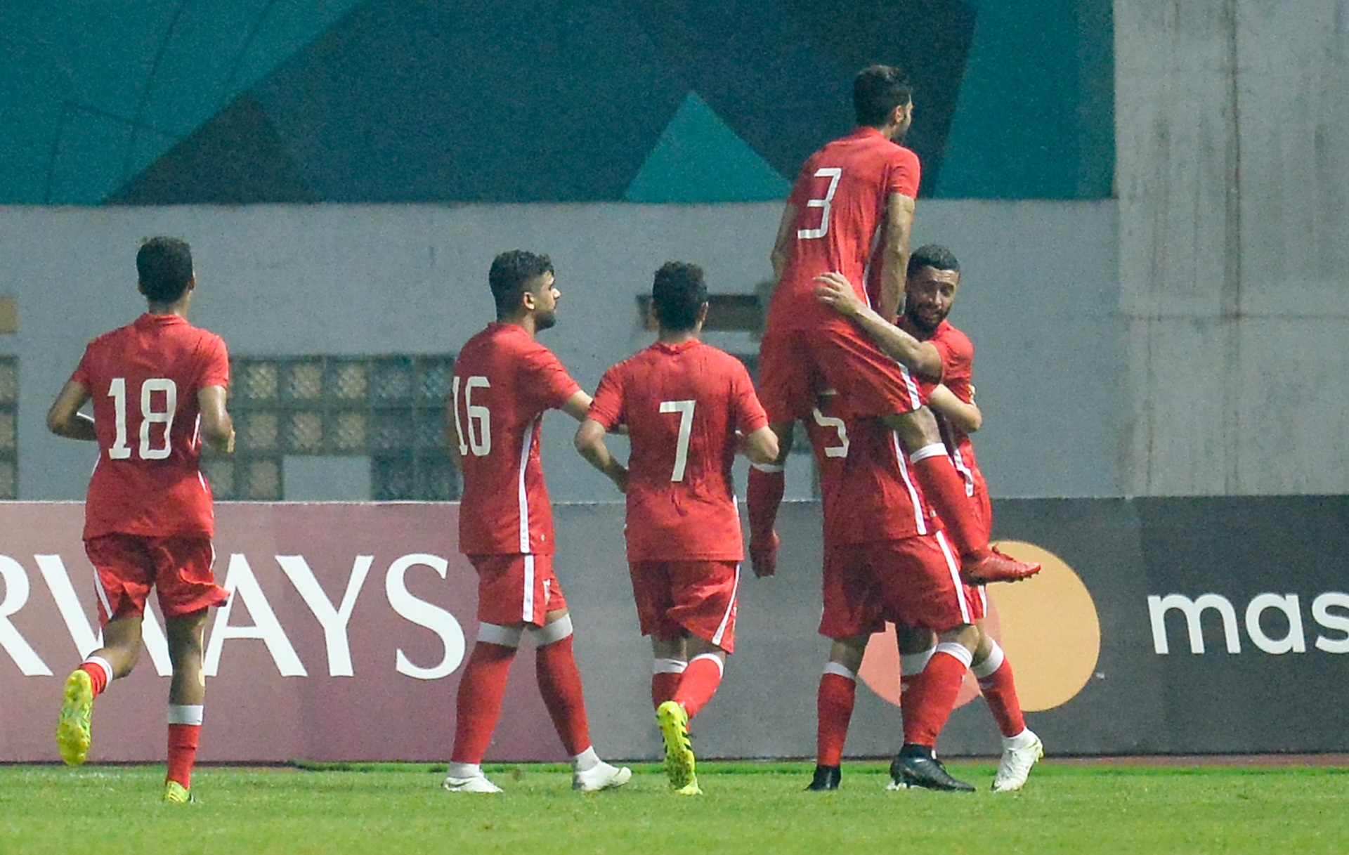 Cau thu Bahrain guc xuong hon co anh 6