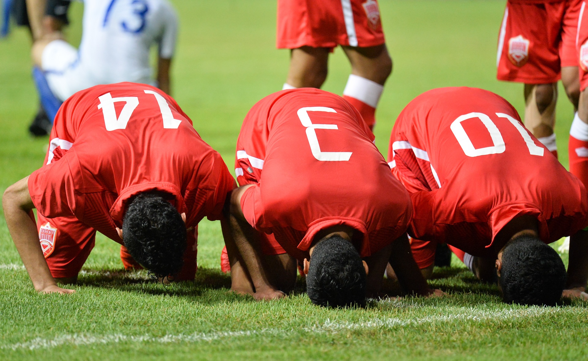 Ha Malaysia, cac cau thu Olympic Bahrain cui dau quy tren san co hinh anh