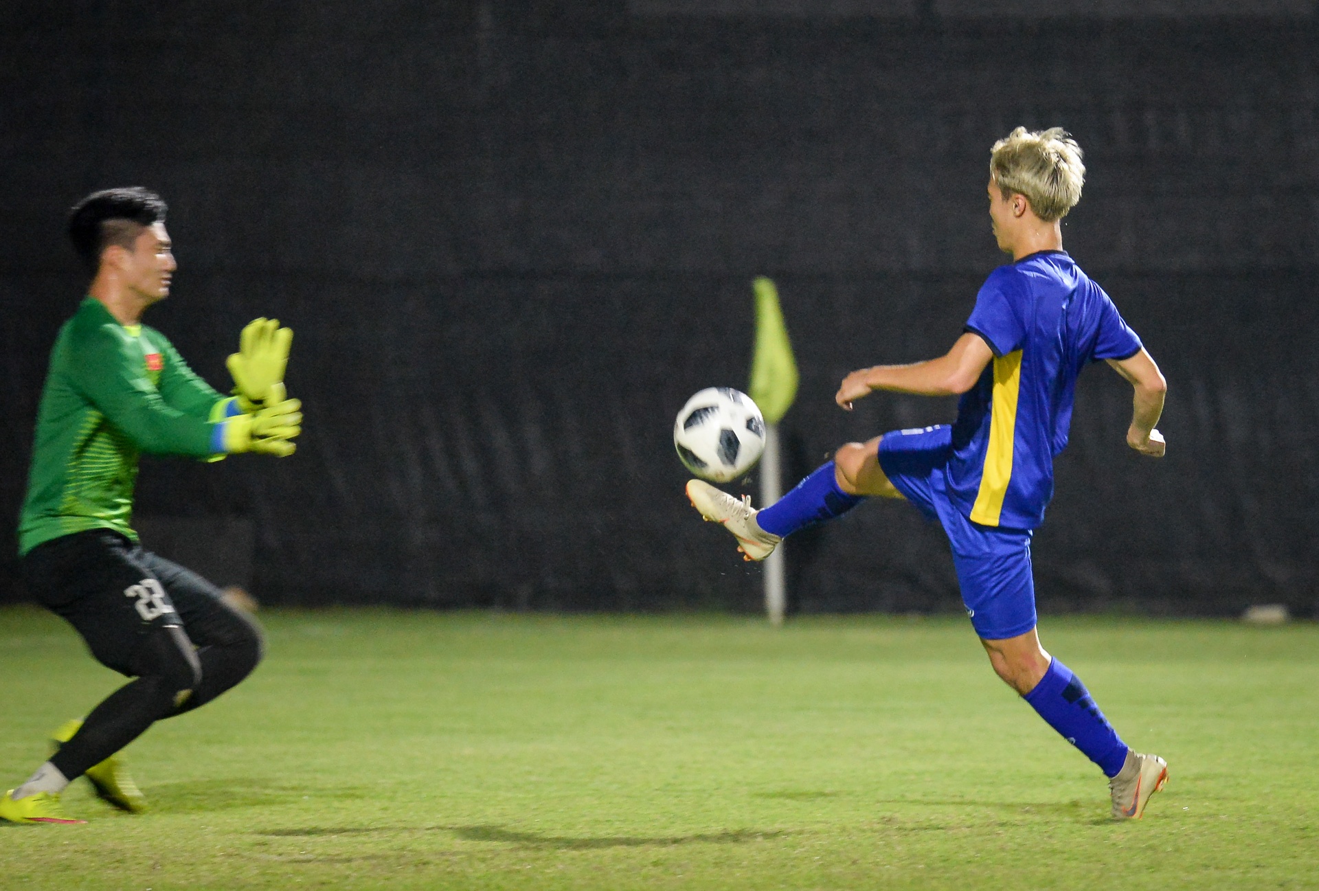 Van Duc lua qua Bui Tien Dung, Van Toan tang bong ha Van Hoang hinh anh