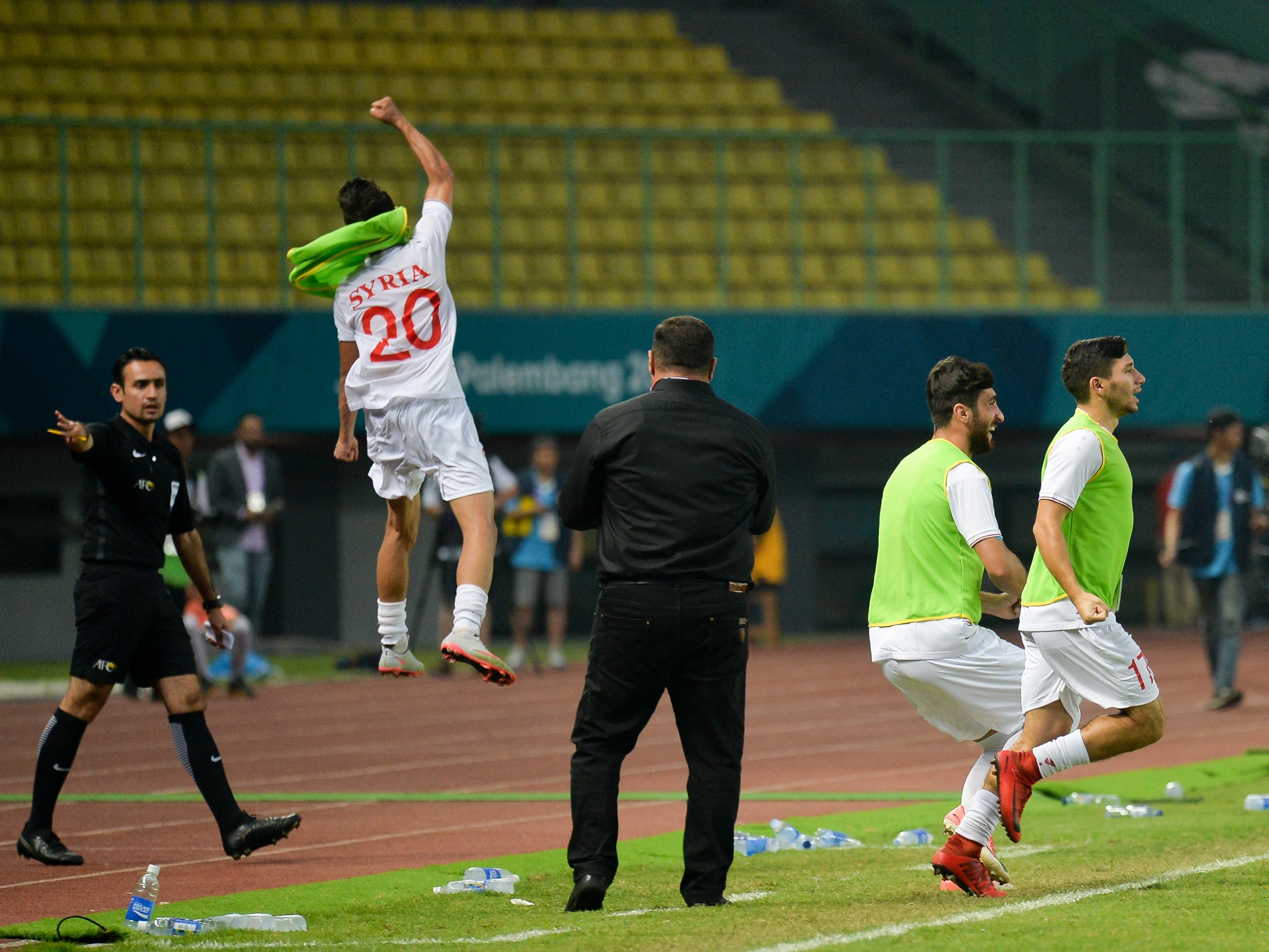 Cau thu Palestine bat khoc anh 10