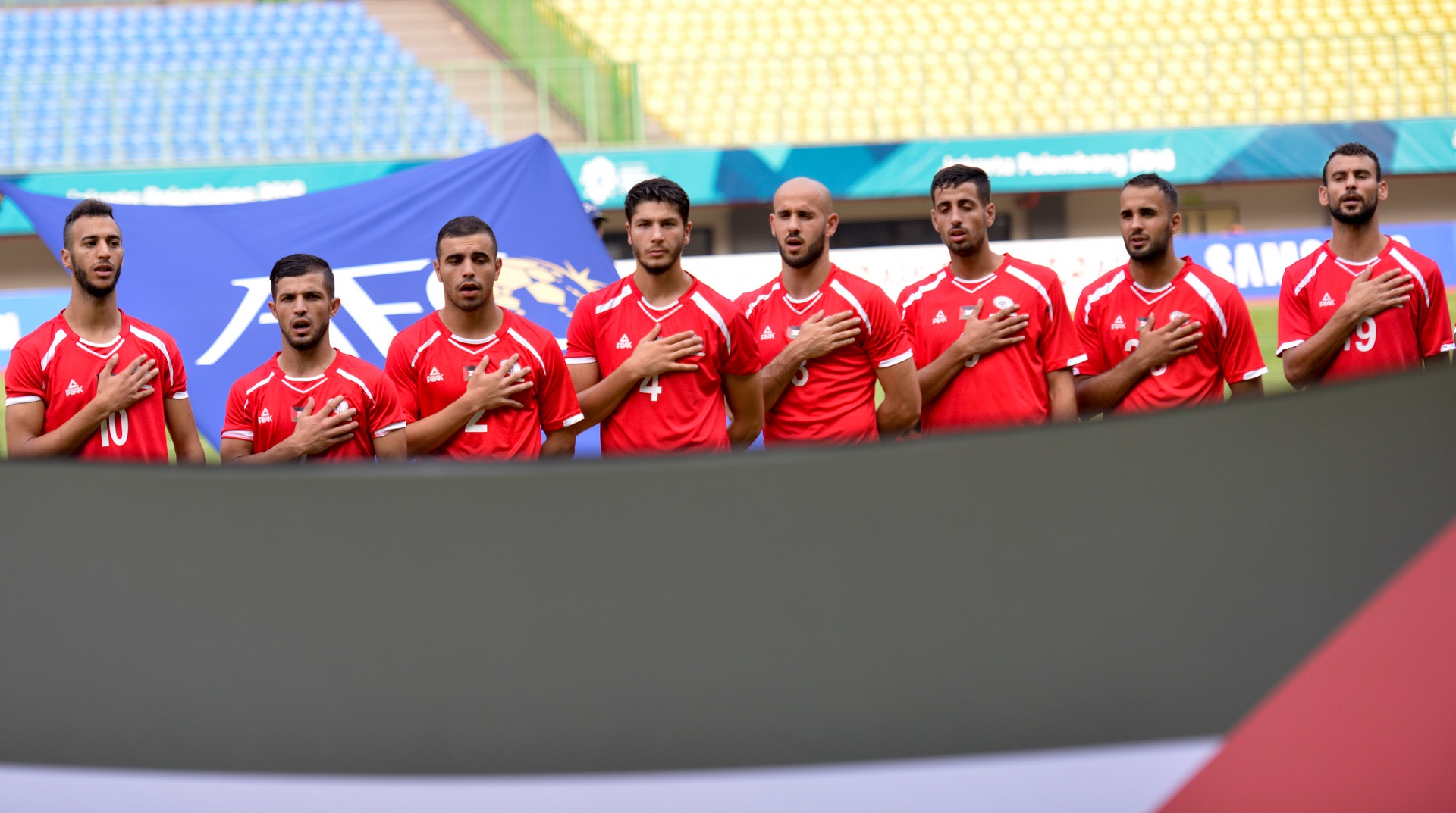 Cau thu Palestine bat khoc anh 1