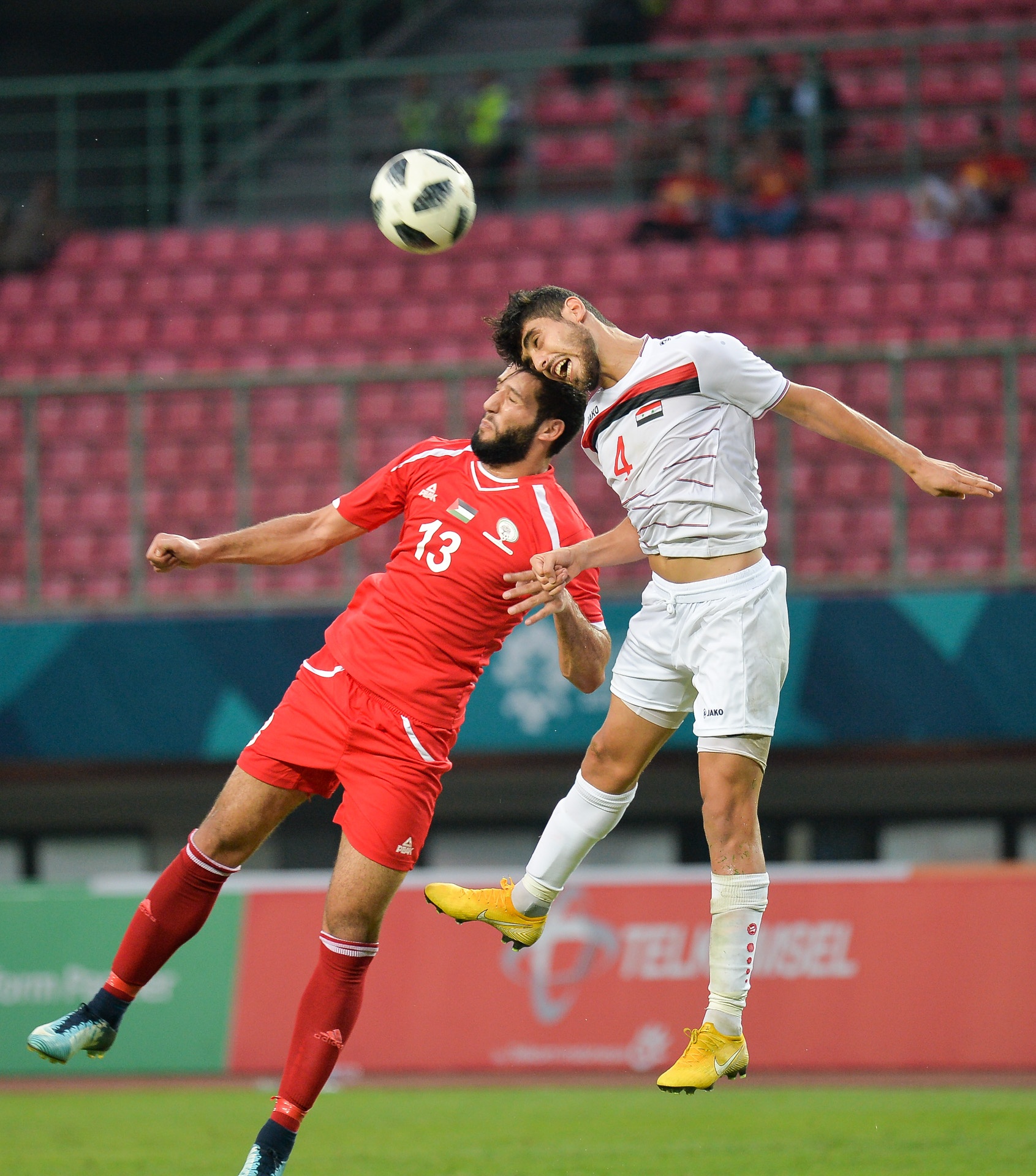 Cau thu Palestine bat khoc anh 3